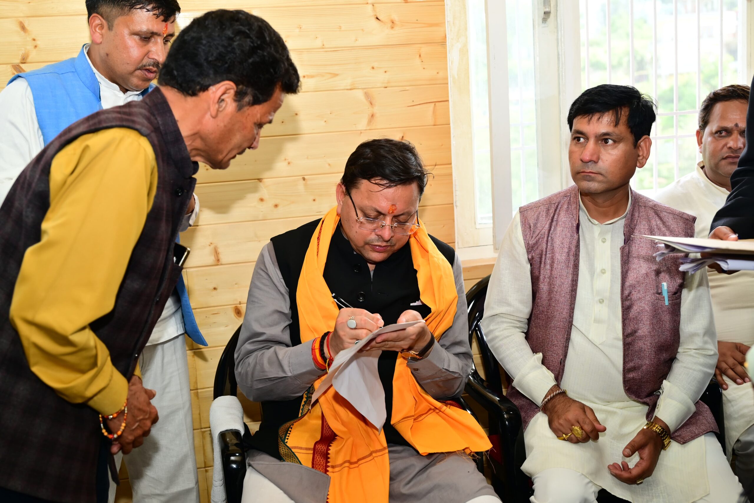 सीएम ने किया मुख्यमंत्री कैंप, चम्पावत कार्यालय में जनपद के वरिष्ठ जनों एवं नागरिकों से किया जन संवाद तथा सुनी उनकी समस्याएं   