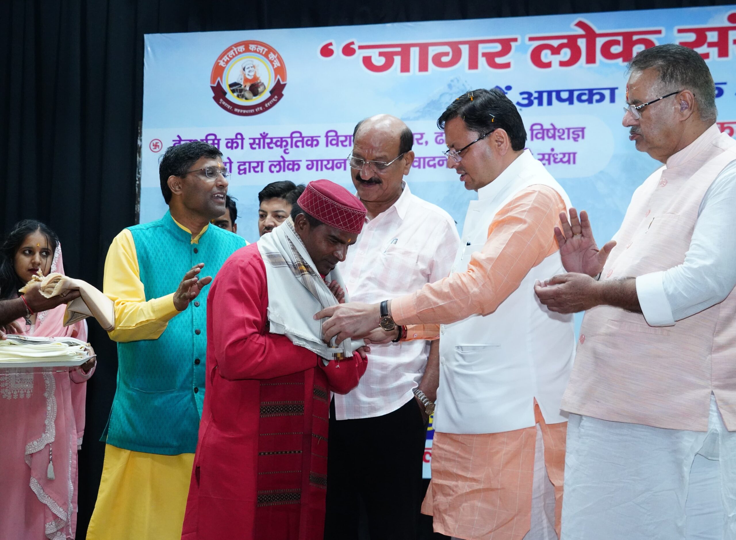 कोरोना काल में 3200 लोक कलाकारों को पैकेज के रूप में आर्थिक सहायता प्रदान करने का कार्य किया गया है।