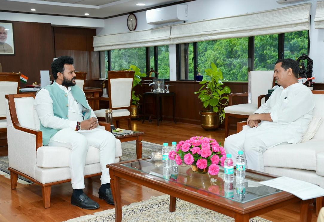 गढ़वाल सांसद ने गौचर (चमोली) हवाईअड्डे के आधुनिकीकरण में आ रही अड़चनों को भी जल्द दूर करने का किया मंत्री से आग्रह
