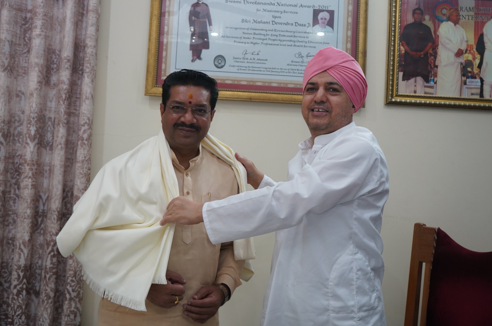 भारतीय जनता पार्टी के प्रदेश संगठन महामंत्री अजय कुमार ने श्री दरबार साहिब के श्रीमहंत देवेन्द्र दास जी महाराज से आशीर्वाद प्राप्त किया