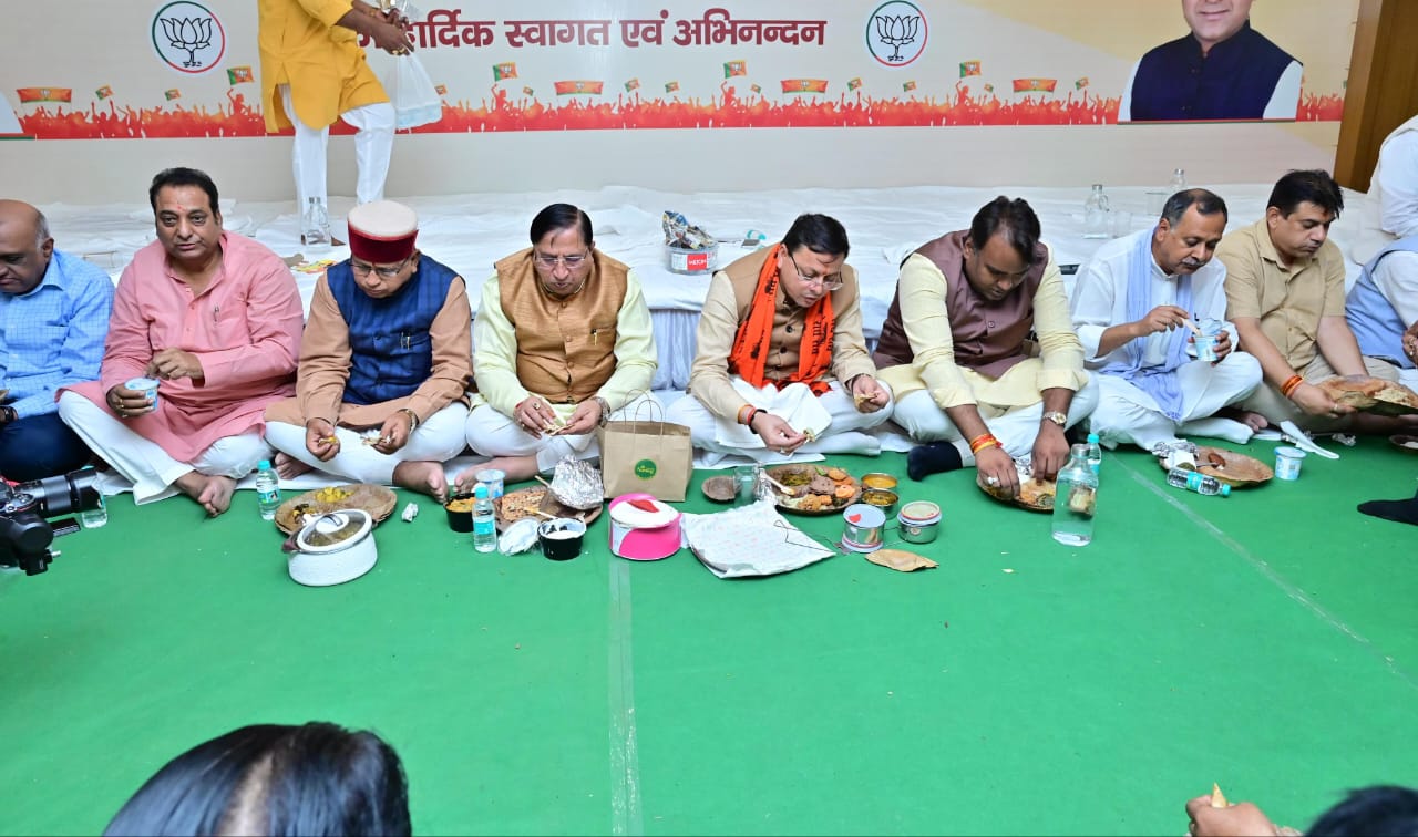 मुख्यमंत्री पुष्कर सिंह धामी ने गुरूवार को रेसकोर्स देहरादून में देहरादून महानगर भाजपा कार्यकर्ताओं एवं पदाधिकारियों के साथ संवाद किया तथा सहभोज (टिफिन बैठक) में प्रतिभाग किया