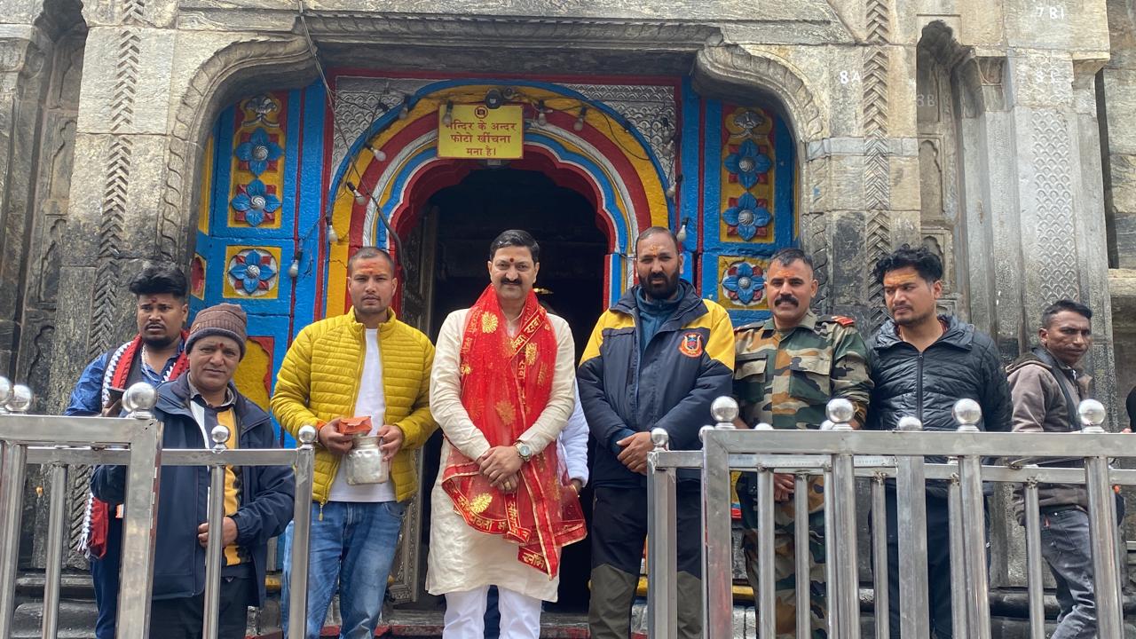 कार्यदायी संस्था लोक निर्माण विभाग को रैन शेल्टर का निमार्ण कार्य शीघ्र पूर्ण करने के निर्देश दिए.