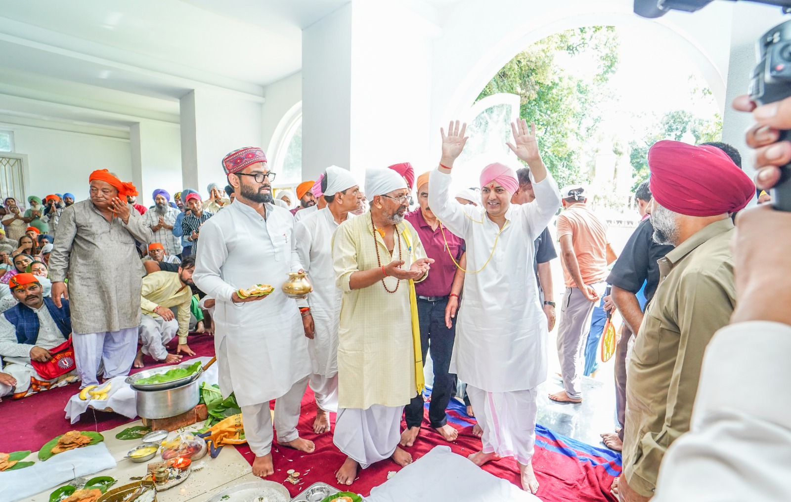 किसी व्यक्ति को अध्यात्म की दिशा में बढ़ने के लिए उन्हें गुरु की आवश्यकता होती है। इस अवसर पर उन्होंने देशवासियों के सुख, समृद्धि व शांति की अरदास भी की