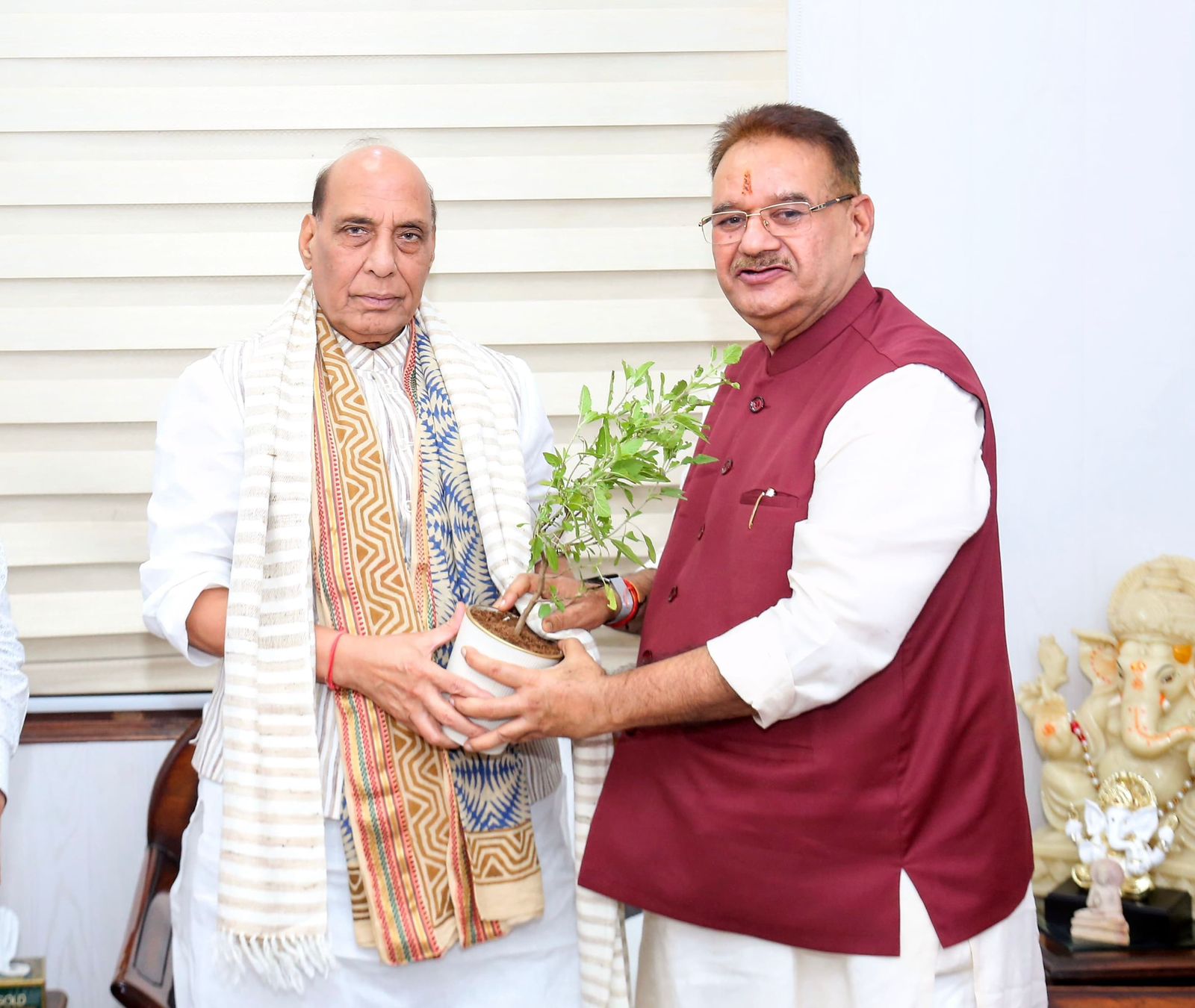 नई दिल्ली में रक्षा मंत्री राजनाथ सिंह से मुलाकात कर उन्हें तुलसी का पौधा भेट सैनिक कल्याण मंत्री गणेश जोशी ने किया   