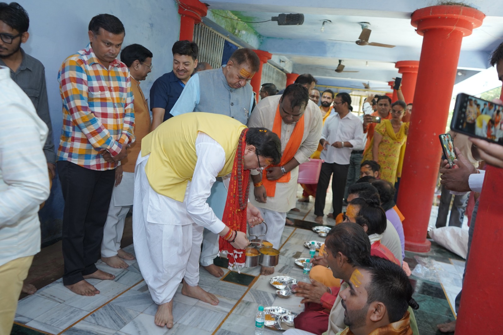 विप्रजनों को भोजन कराकर,सैकड़ो कार्यकर्ताओं ने मुख्यमंत्री धामी का जन्मदिन सादगी के साथ मनाया   