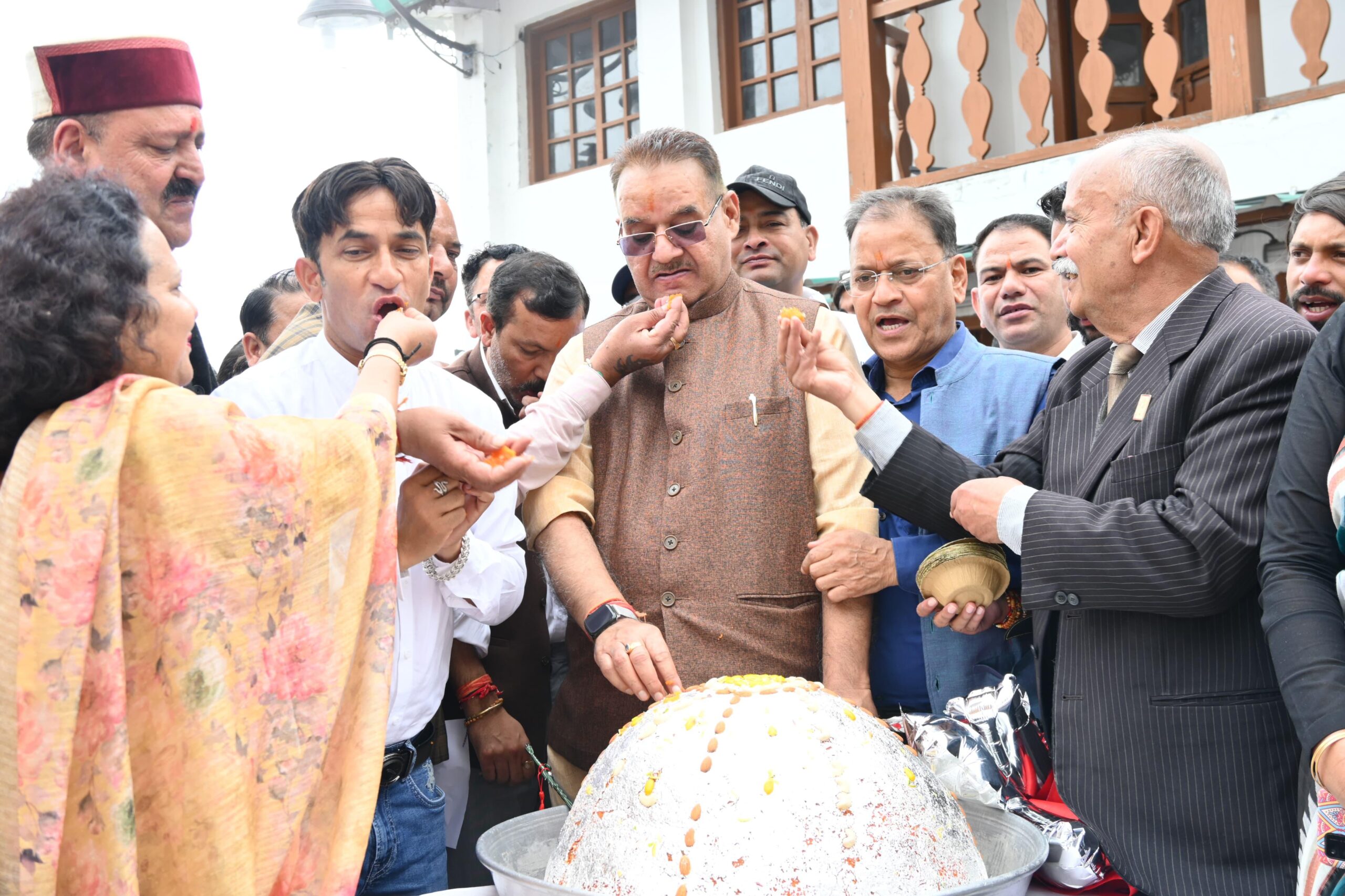 मसूरी में स्थानीय लोगों और पार्टी कार्यकर्ताओं के साथ लड्डू बाँटकर पीएम मोदी का मनाया जन्मदिवस