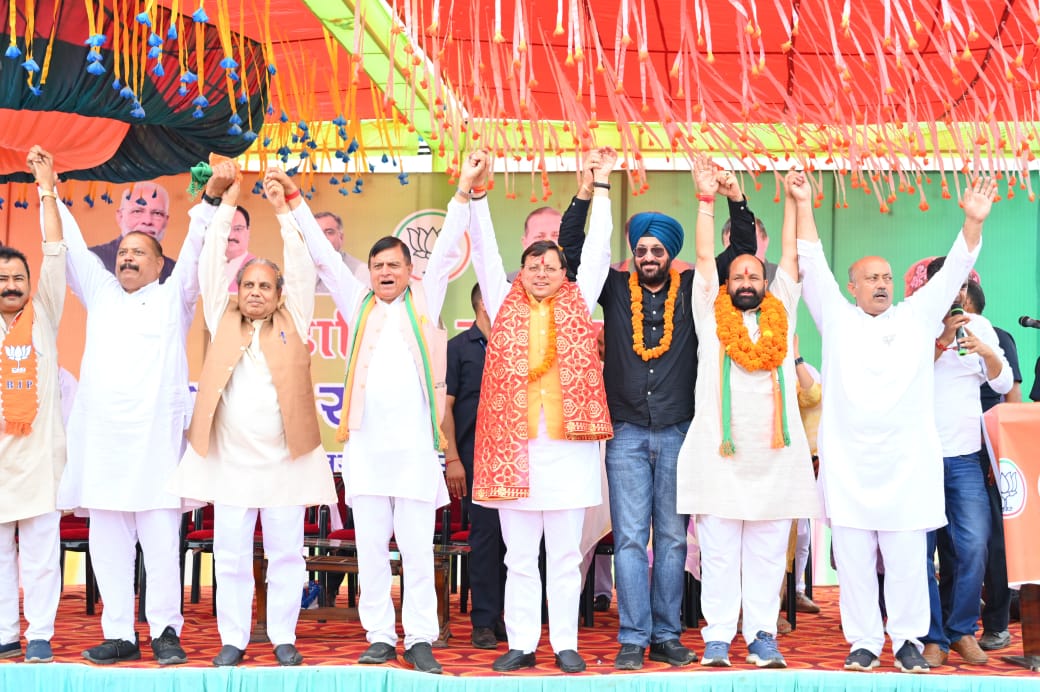 एक ओर भाजपा जम्मू कश्मीर में विकास कर रही है तो दूसरी ओर कांग्रेस, एन.सी के लोग जम्मू कश्मीर में फिर से अनुच्छेद 370 को लागू करने की बात करते हैं:धामी