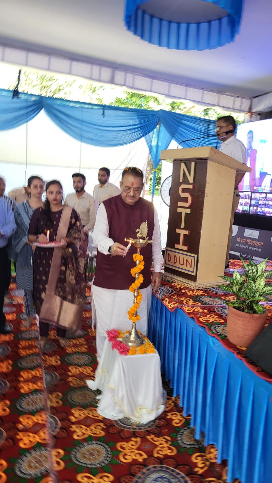 ग्राम्य विकास मंत्री गणेश जोशी ने योजना के लाभार्थियों को प्रमाणपत्र वितरित किए तथा स्टोल का अवलोकन किया   