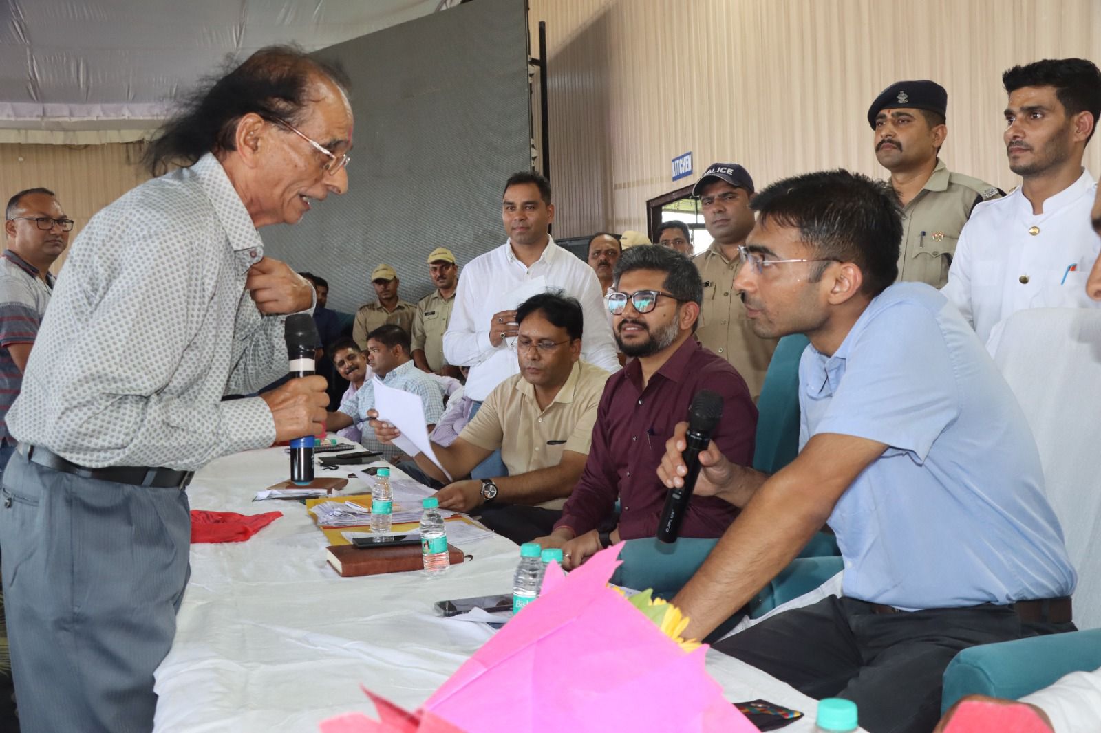 गरीब – अक्षम लोगों तक उनकी समस्याओं के निदान के लिए डीएम पहुंचे उनके द्वार, मौके पर ही किया समस्याओं का निराकरण   