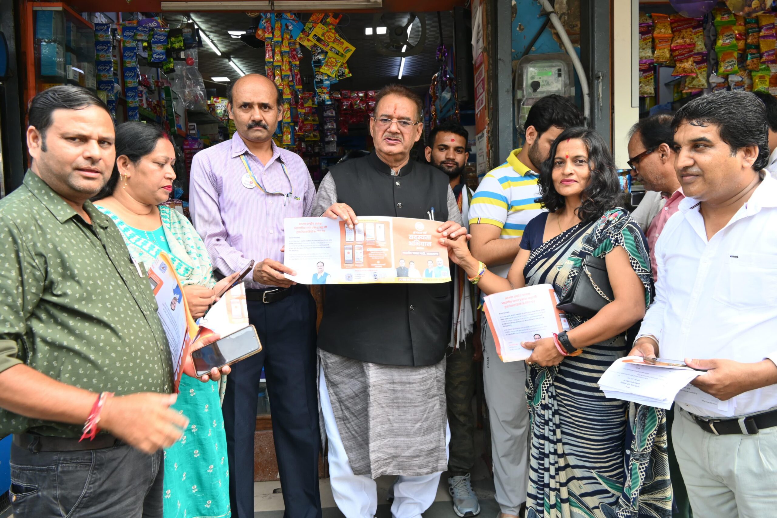 मंत्री गणेश जोशी ने केंद्र सरकार की जनकल्याणकारी योजनाओं के पत्रक बांटे और स्टीकर भी लगाए