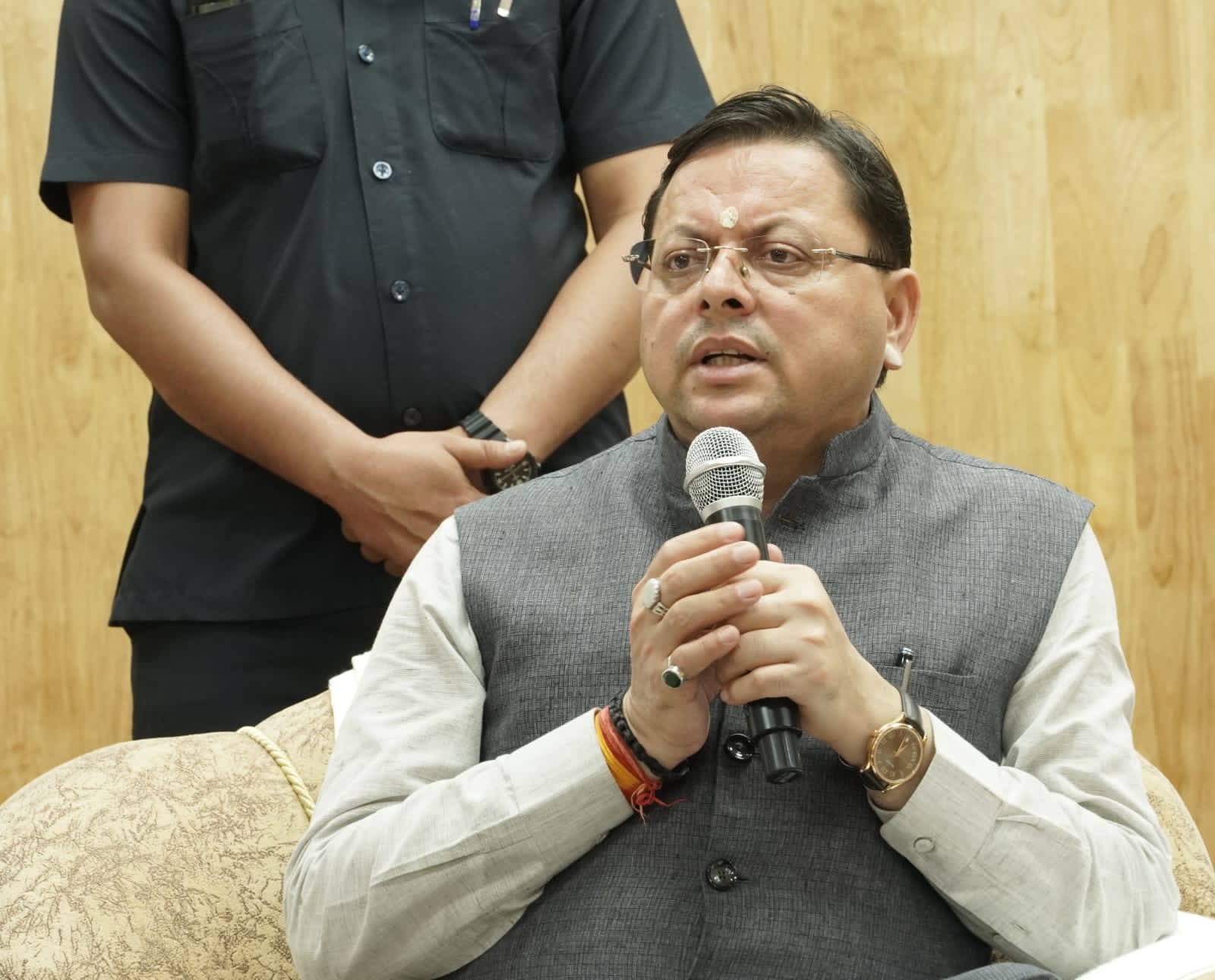 खिलाड़ियों को खेल उपकरण खरीदने हेतु प्रति वर्ष 10 हजार रूपये की धनराशि प्रदान की जा रही है : धामी