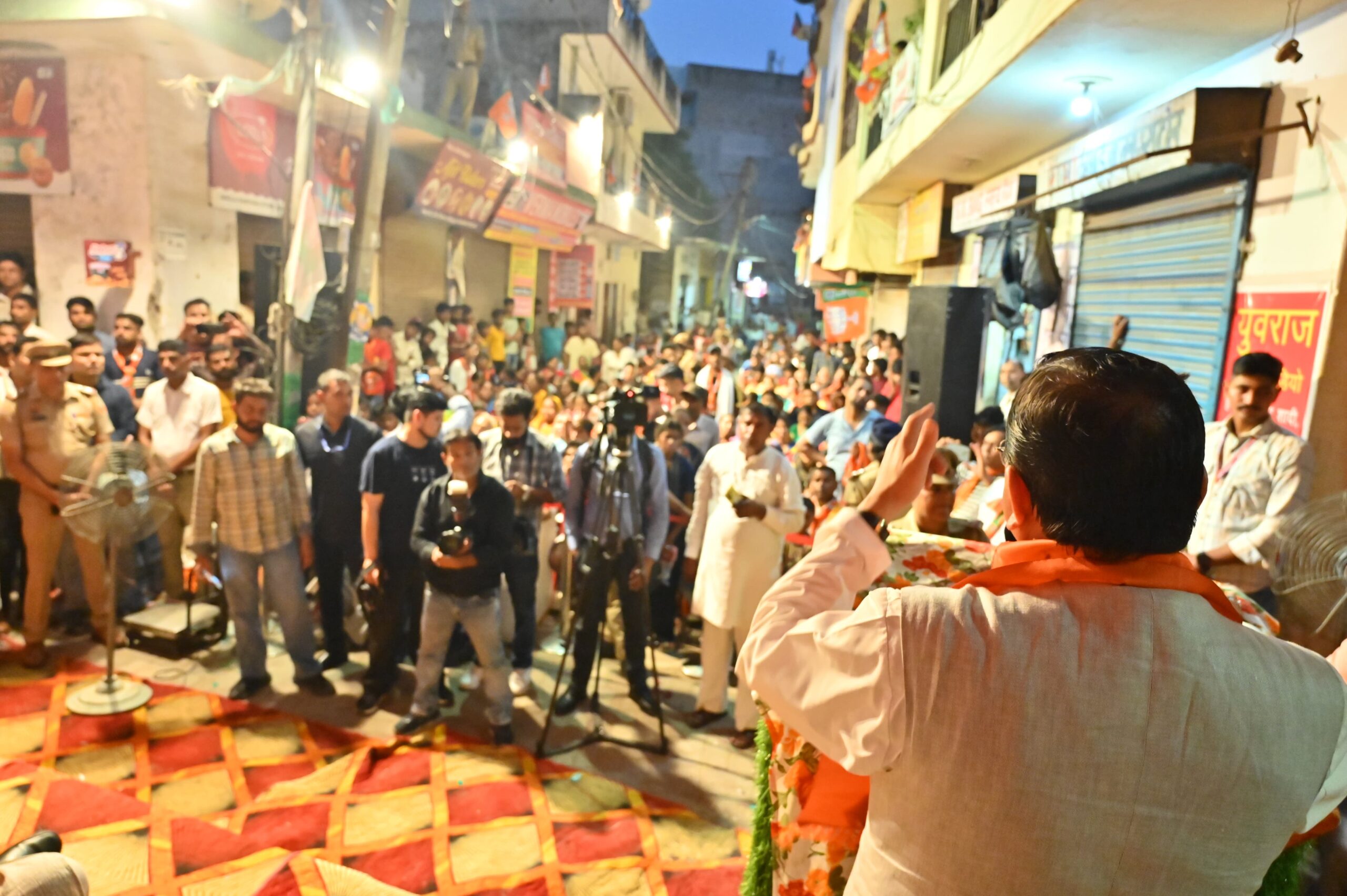 कांग्रेस को सबक सिखाया जाए। काँग्रेस ने हमेशा भ्रष्टाचार किया