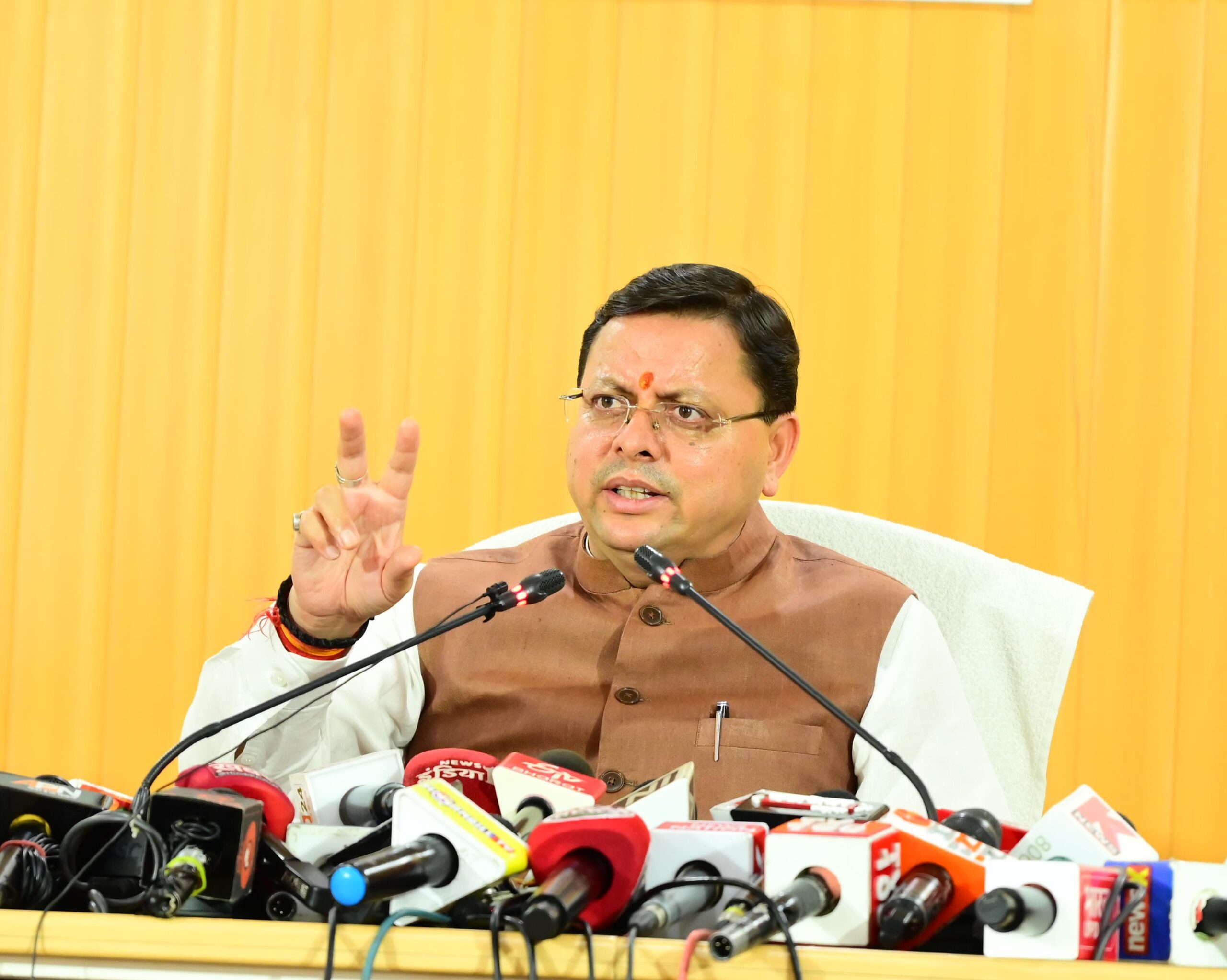 किसी भी ऐसे व्यक्ति या संस्थाओं को परेशान होने की आवश्यकता नहीं है जिनके निवेश से उत्तराखंड में पर्यटन, शिक्षा, उद्योग, व्यापार आदि विभिन्न क्षेत्रों में रोजगार सृजन होता है तथा अर्थव्यवस्था सुदृढ़ होती है:धामी