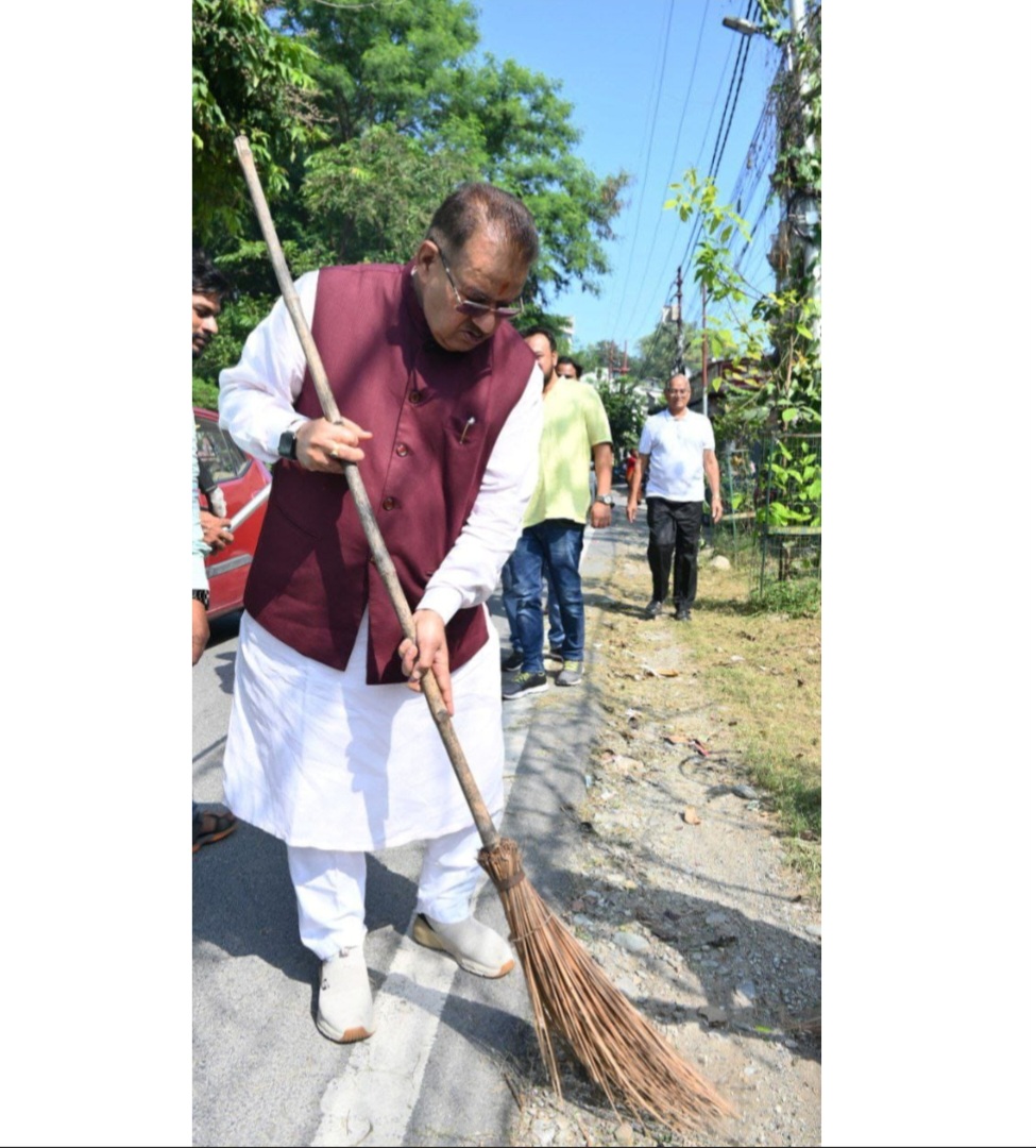 सेवा पकवाड़ा के अंतर्गत स्वच्छता ही सेवा कार्यक्रम में प्रतिभाग कर सड़क पर झाड़ू लगाकर स्वच्छता में श्रमदान करते कैबिनेट मंत्री गणेश जोशी