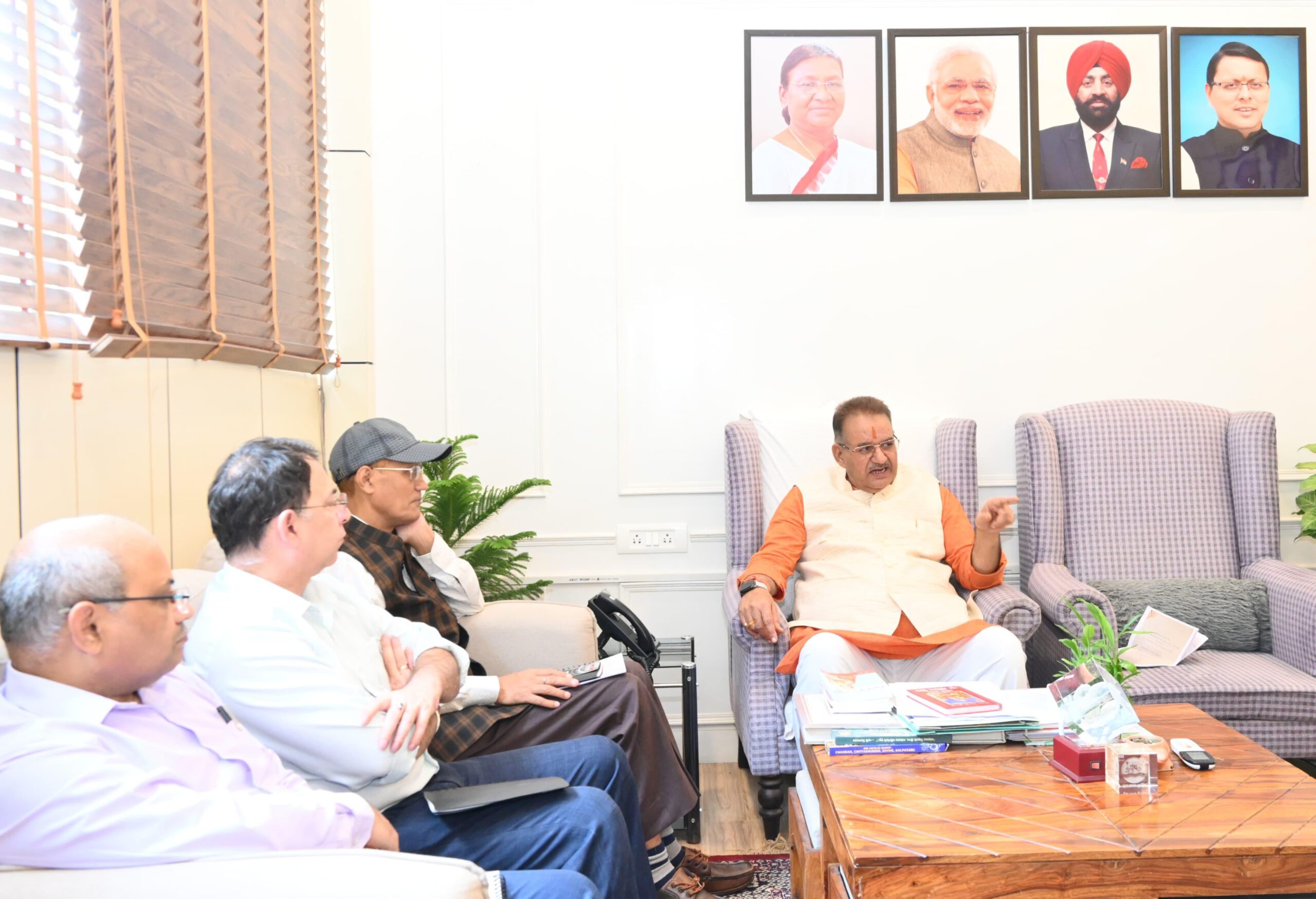 कृषि एवं उद्यान विभाग के अधिकारियों के साथ विभागीय समीक्षा करते कृषि मंत्री गणेश जोशी