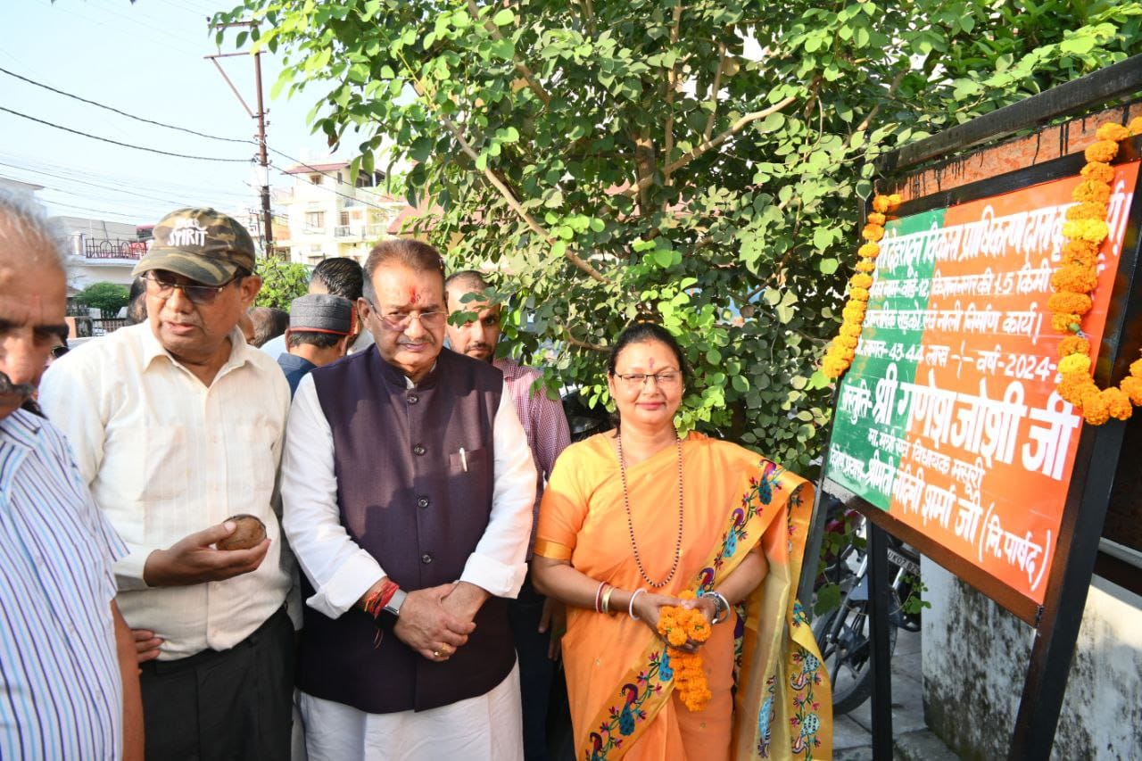 किशन नगर में ₹43.44 लाख की लागत से आंतरिक सड़कों एवं नाली निर्माण के कार्यों का भूमि पूजन करते कैबिनेट मंत्री गणेश जोशी