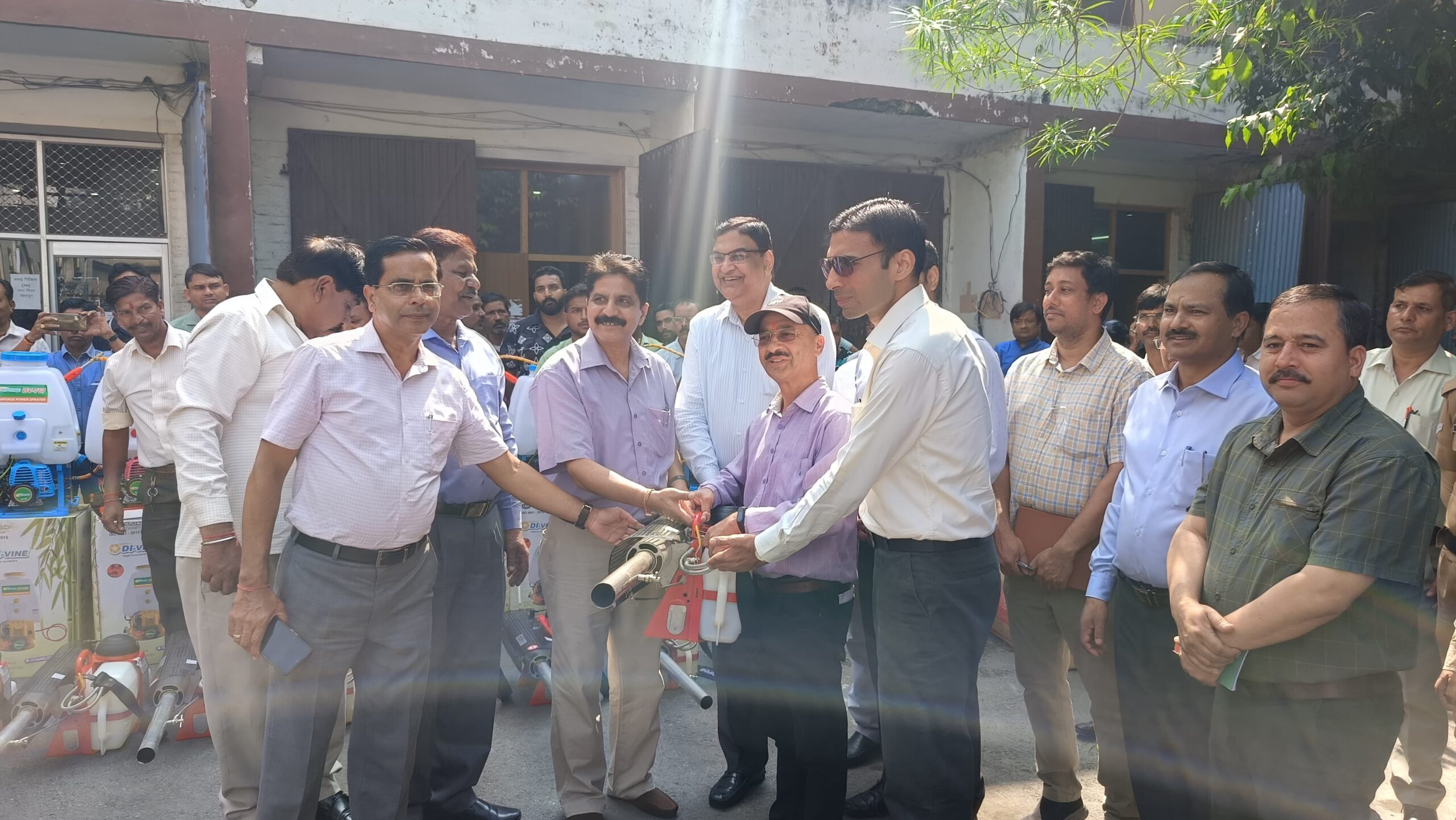 डीएम ने दिखाई हरी झण्डीः नगर निगम क्षेत्र में स्ट्रीट लाईट मरम्मत हेतु वार्डवार 35 टीमें मय वाहन रवाना।   