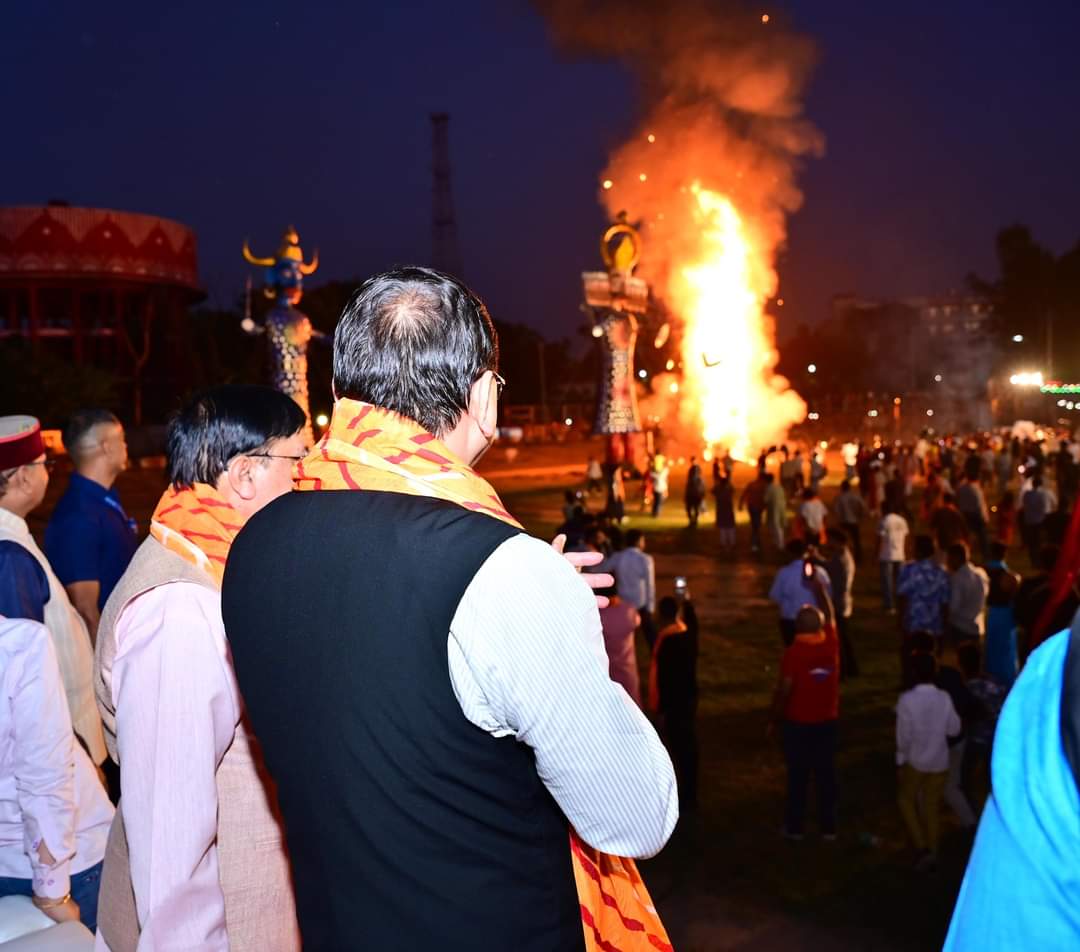 मुख्यमंत्री पुष्कर सिंह धामी ने शनिवार को परेड ग्राउंड देहरादून में दशहरा मोहत्सव कार्यक्रम में प्रतिभाग किया
