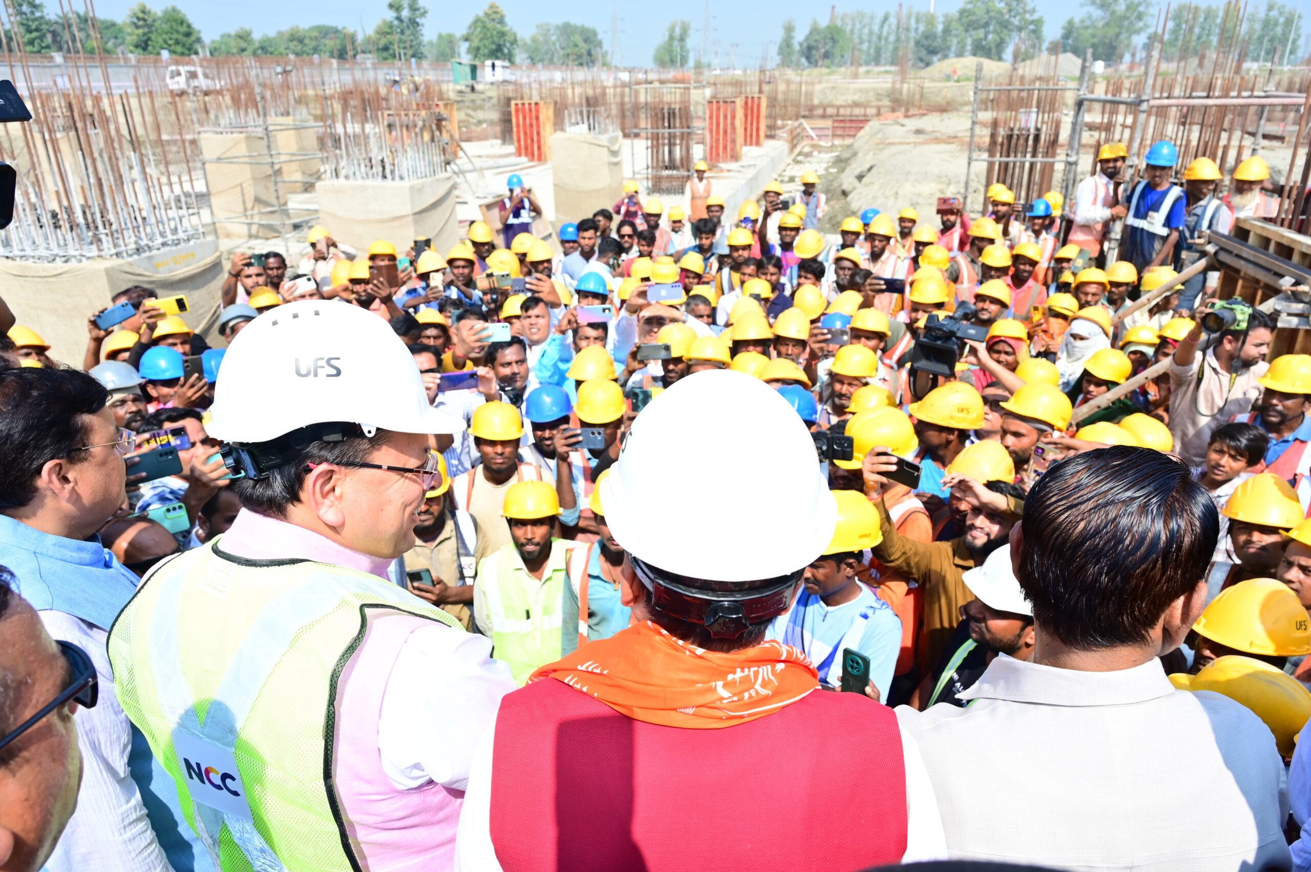 मुख्यमंत्री धामी ने निरीक्षण के दौरान कार्यदायी संस्था एवं सीपीडब्लूडी के इंजीनियरों से निर्माण कार्य की जानकारियां ली 