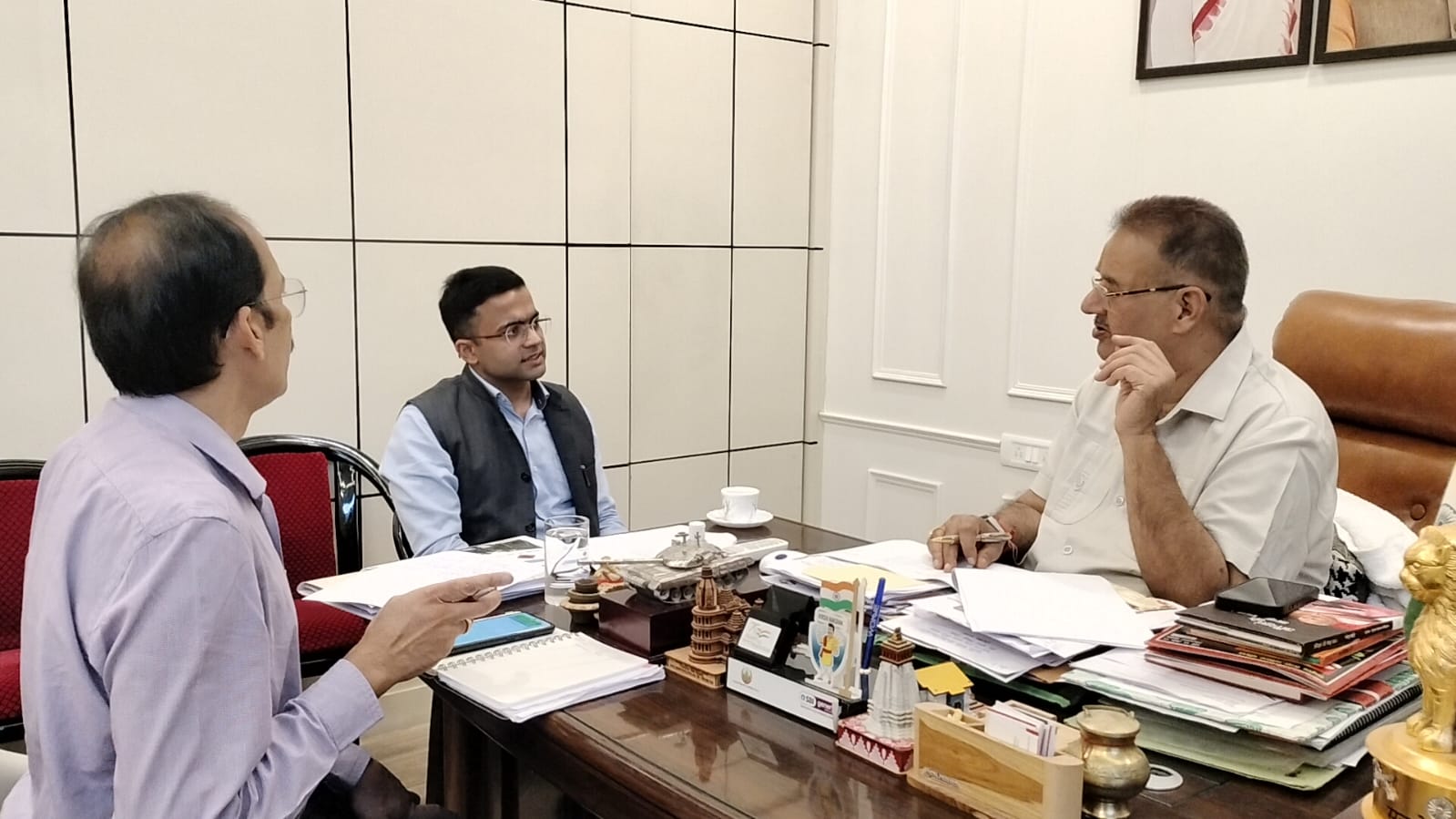 मंत्री बोले – पीएमजीएसवाई के अंतर्गत सड़क निर्माण कार्यों को तय समय पर पूर्ण करें