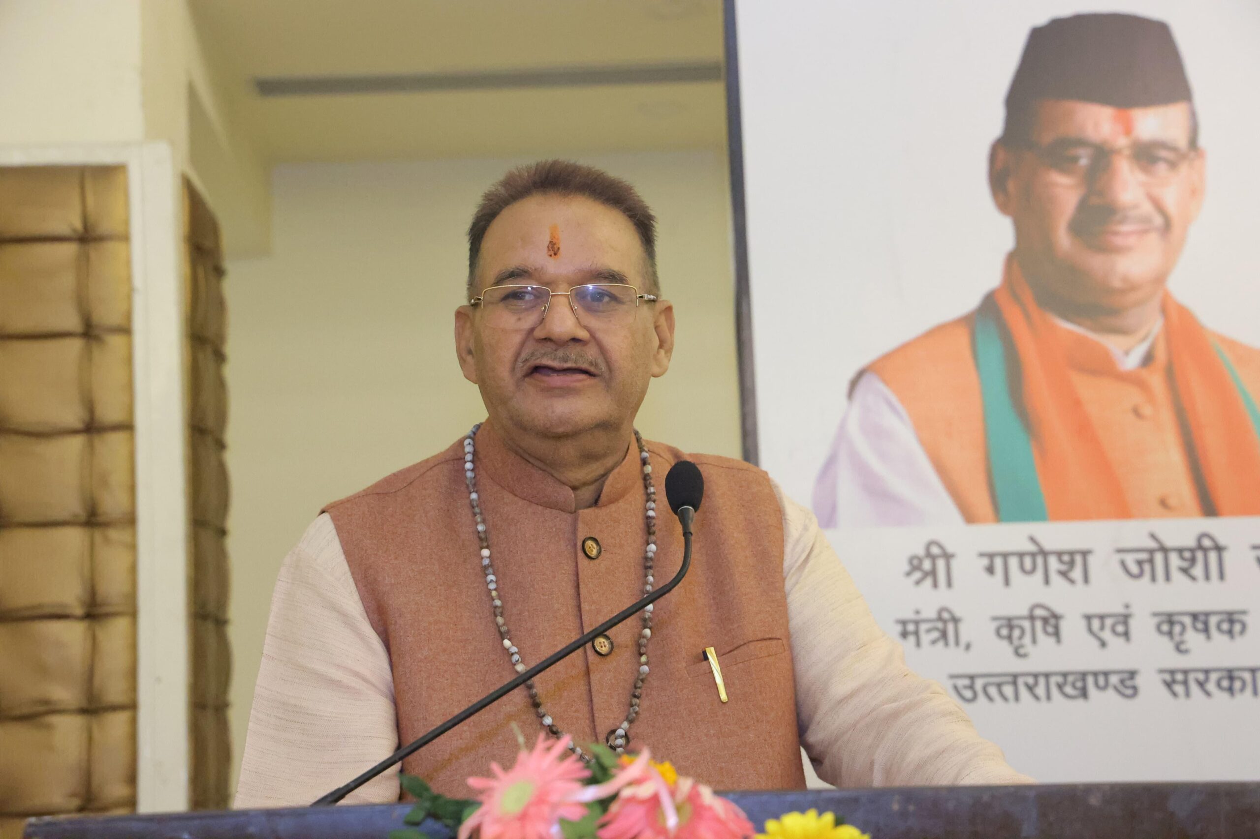 कृषकों एवं पौधशाला स्वामियों के साथ समन्वय संगोष्ठी कार्यक्रम में कृषकों से संवाद करते कृषि मंत्री गणेश जोशी