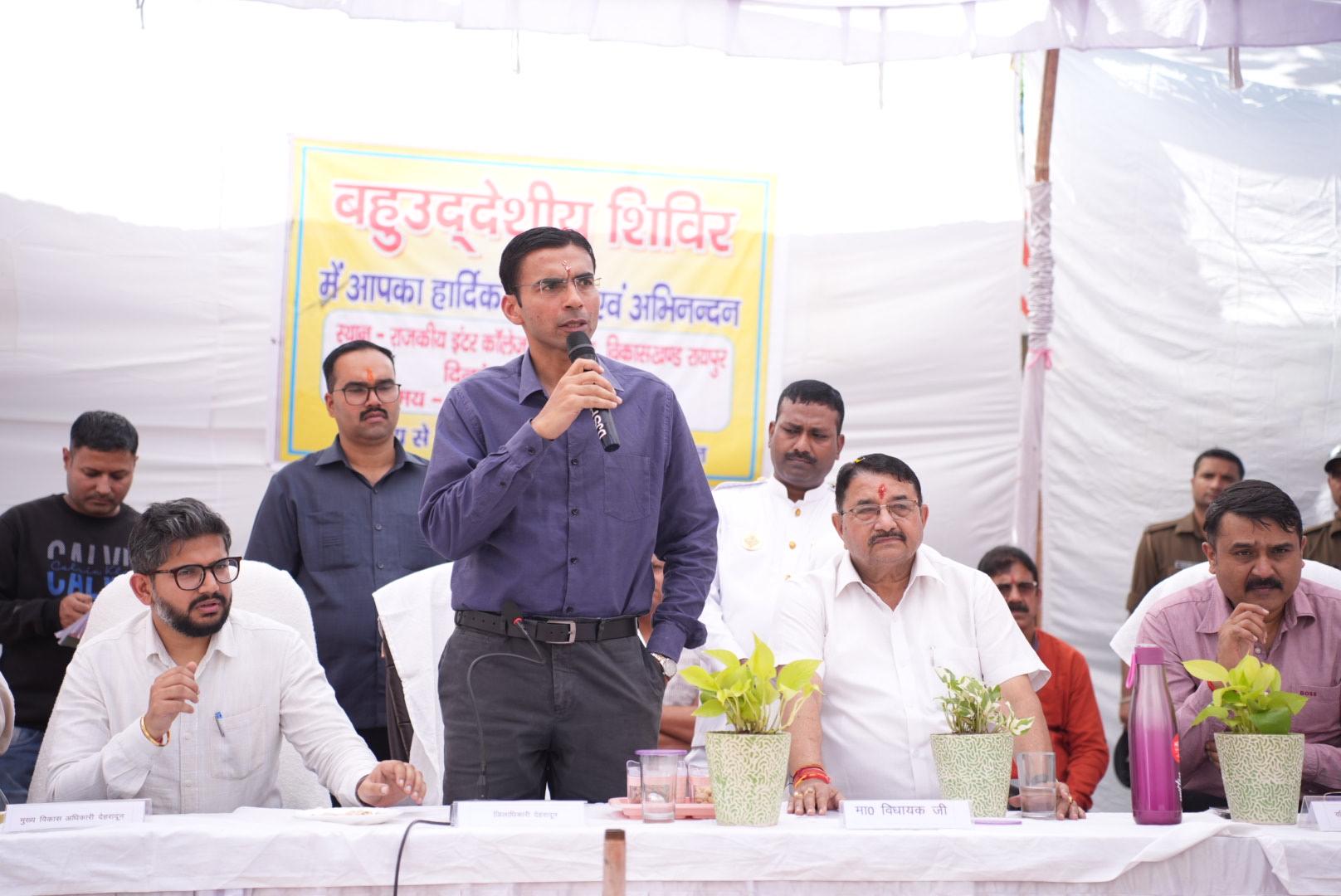 समस्याओं का मौके पर ही निराकरण करें विभाग, विद्युत विभाग के अधिकारियों को दौड़ाया खराब मीटर बदलवानें।   