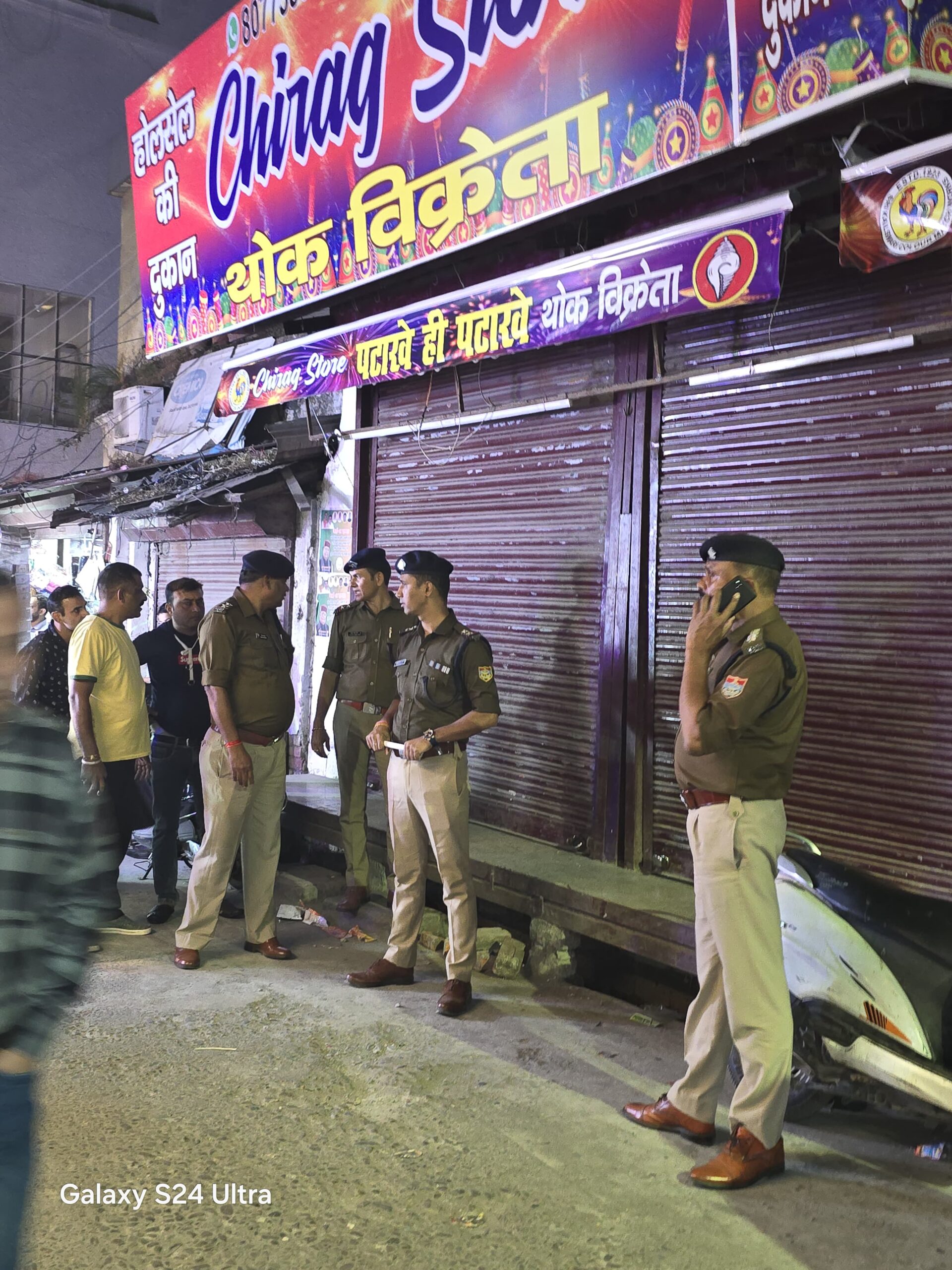 चेकिंग के दौरान अवैध रूप से संचालित 08 दुकानों को पुलिस ने कराया बंद   