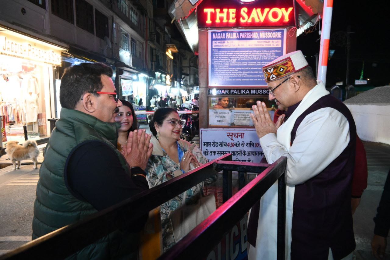 कैबिनेट मंत्री गणेश जोशी ने पर्यटकों से भी उनका हाल चाल जाना