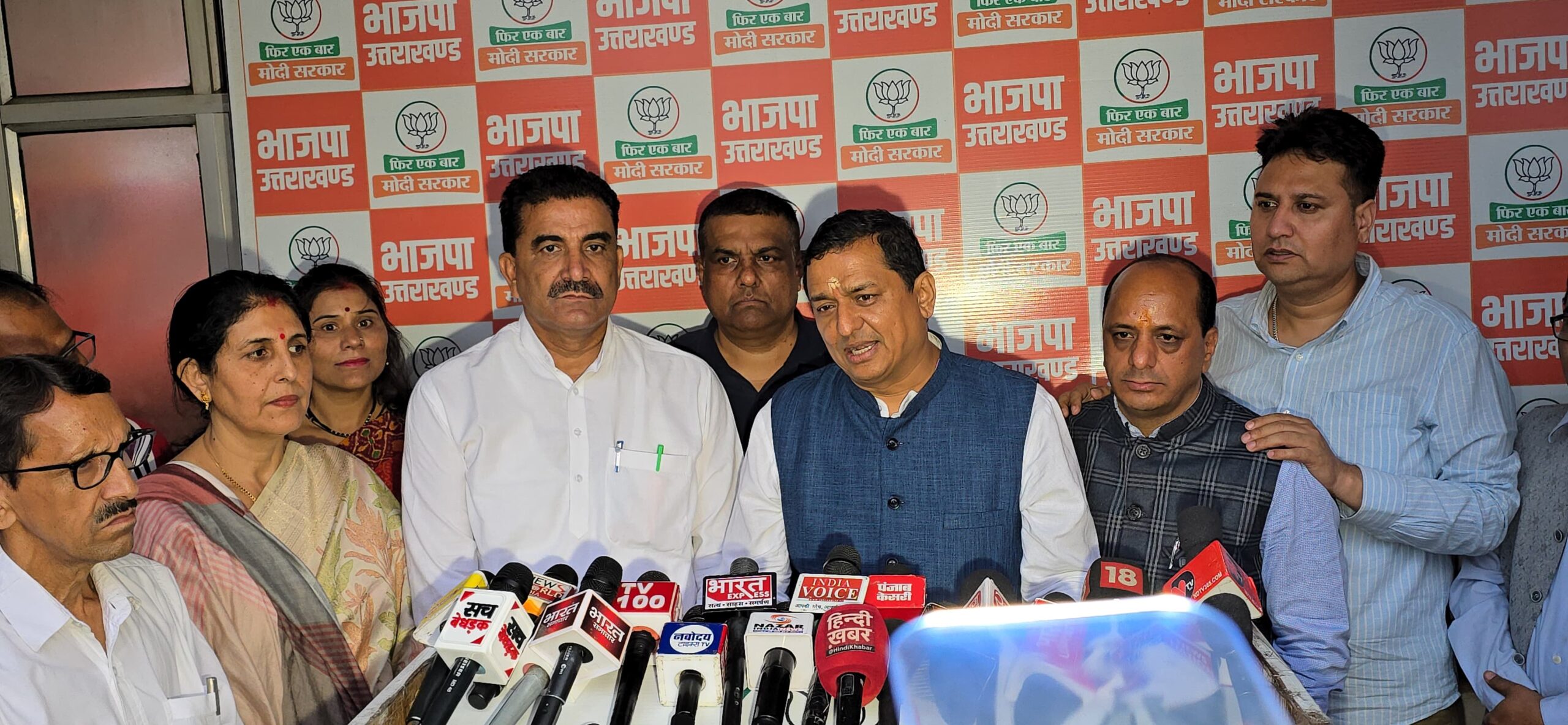 गढ़वाल लोकसभा में क्या-क्या किया जा सकता है, कितनी नई ट्रेन जोड़ी जा सकती है, कण्व आश्रम को कितने बड़े आश्रम के तौर कर बनाया जा सकता है, तारामंडल का काम चल रहा है, सड़क कहां-कहां बड़ी होनी है उस पर विचार चल रहा है:बलूनी   