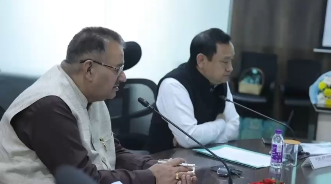 बैठक में ग्राम्य विकास मंत्री ने संबंधित अधिकारियों को निर्देश दिए कि जिला स्तर पर जल्द से जल्द जे.ई और रोजगार सेवकों के रिक्त पदों की नियुक्ति सुनिश्चित की जाए