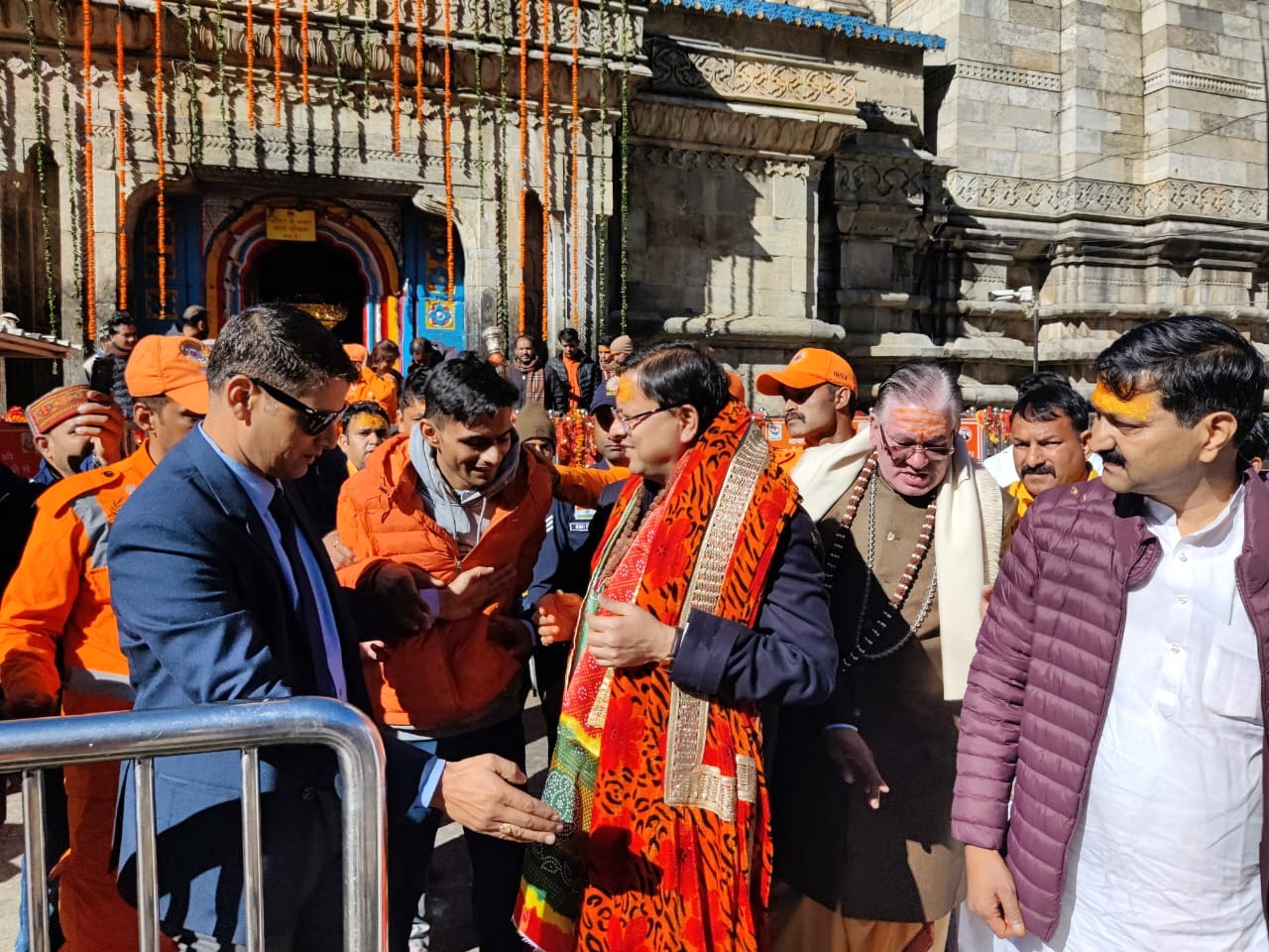 इस अवसर पर मुख्यमंत्री ने मंदिर परिसर में उपस्थित साधु-संतों, श्रद्धालुओं एवं स्थानीय निवासियों से भी भेंट की