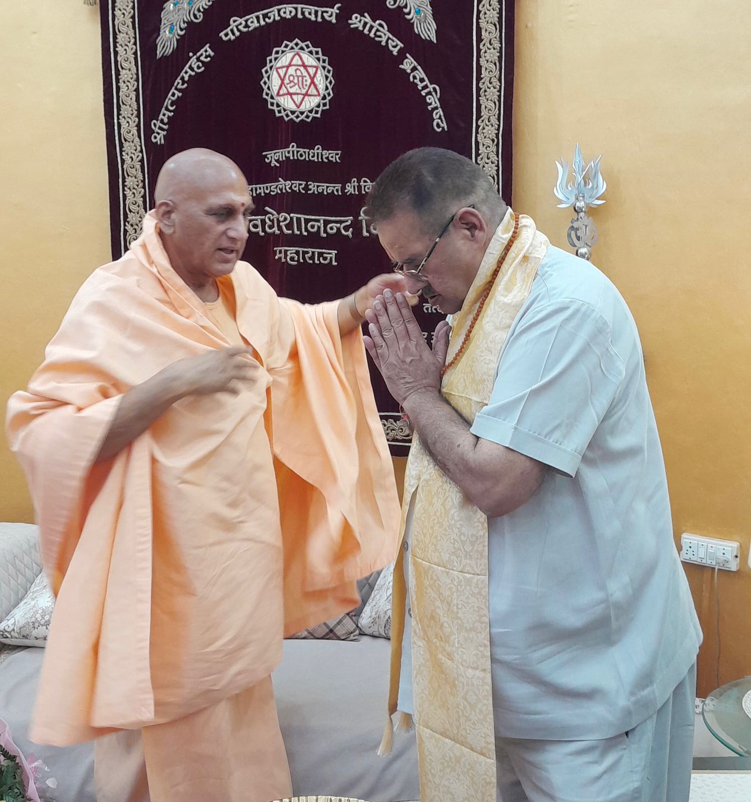 काबीना मंत्री गणेश जोशी ने आचार्य स्वामी अवधेशानन्द गिरी जी महाराज जी को ज्योतिपर्व दीपावली की बधाई दी      
