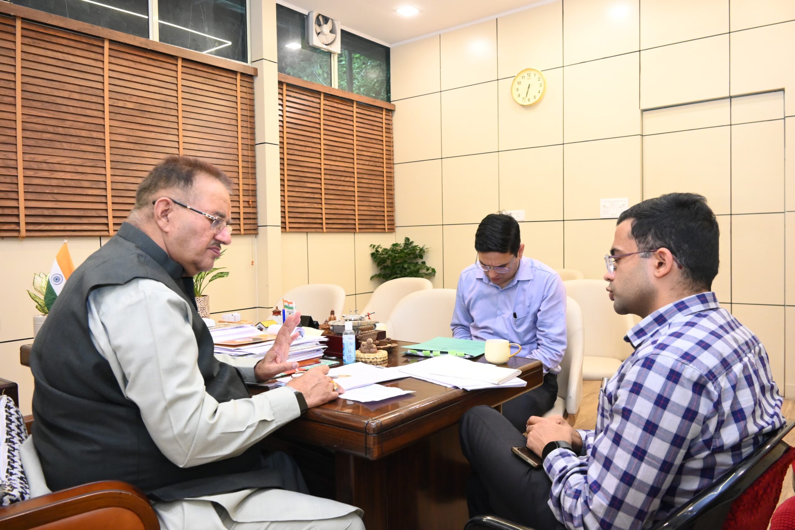 पीएमजीएसवाई के अधिकारियों के साथ बैठक करते ग्राम्य विकास मंत्री गणेश जोशी   