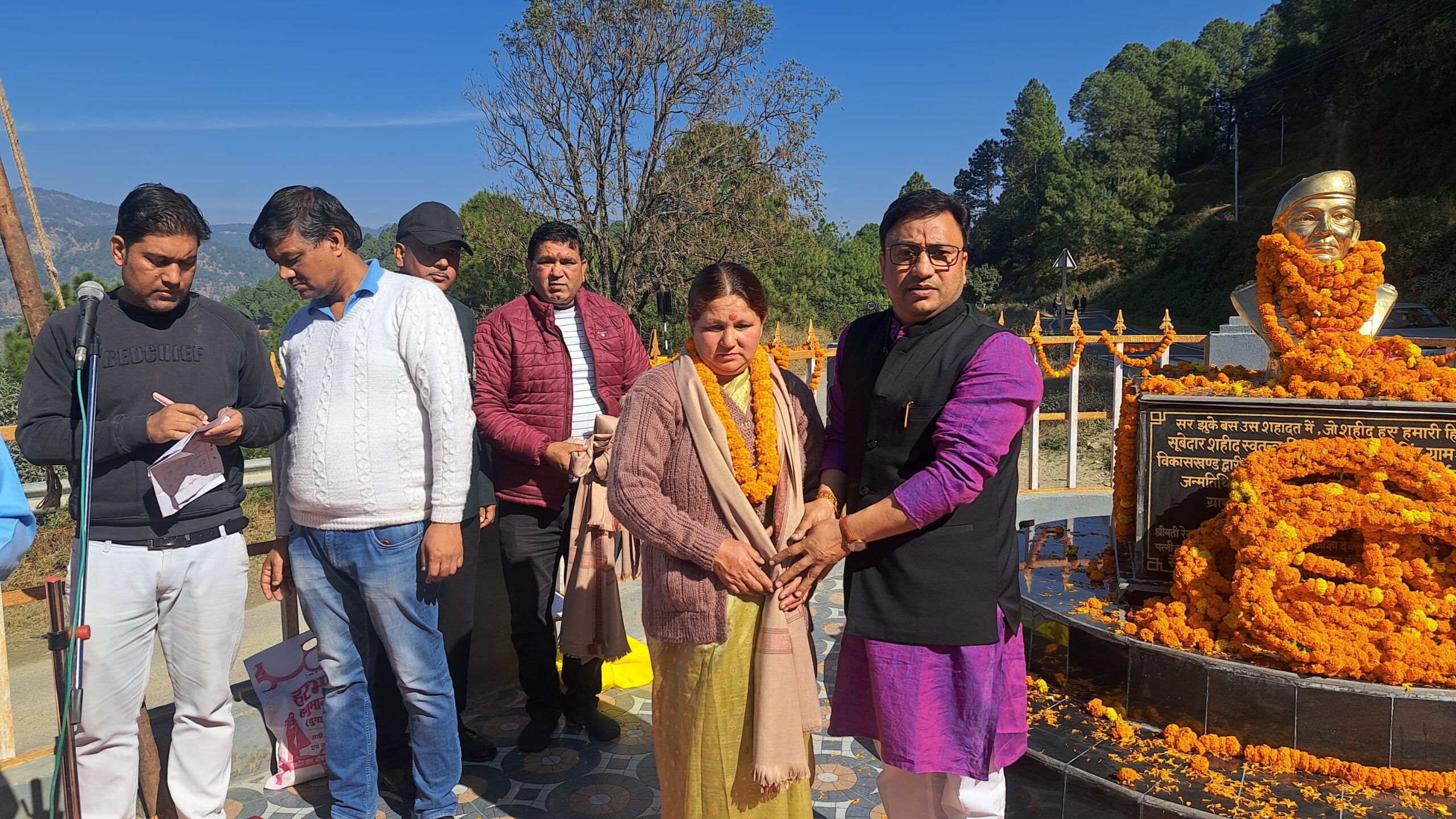 शहीद सूबेदार स्वतंत्र सिह के परिवार जनों उनकी माताजी प्यारी देवी, धर्मपत्नी रेखा देवी, तथा परिवार जनों को शॉल ओढाकर एवं मार्ल्यापण से स्वागत किया,   