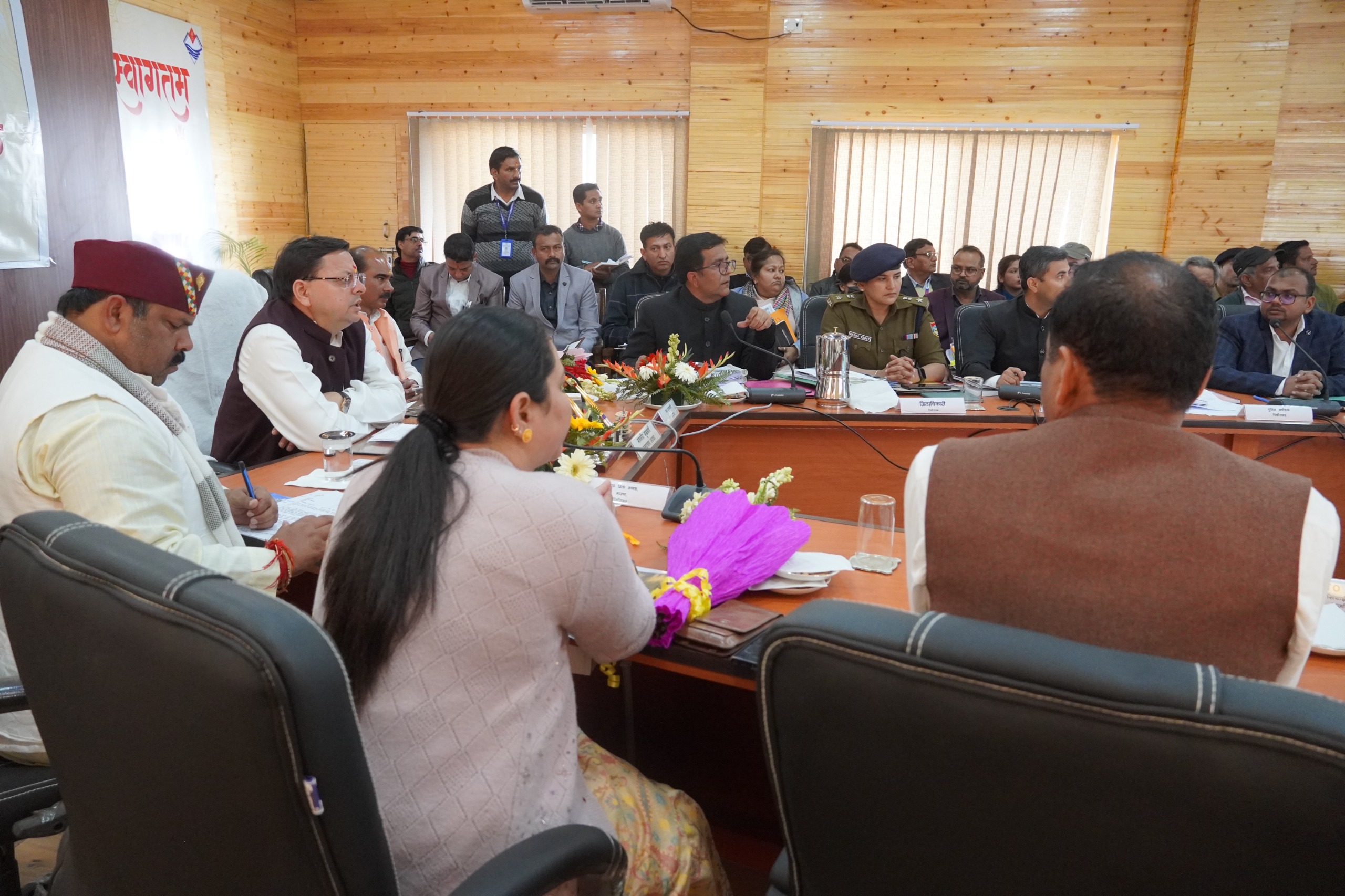 समीक्षा बैठक के दौरान मुख्यमंत्री ने कहा कि बाहरी व्यक्तियों द्वारा भूमि खरीद फरोख्त पर कड़ी नजर रखी जाए।      