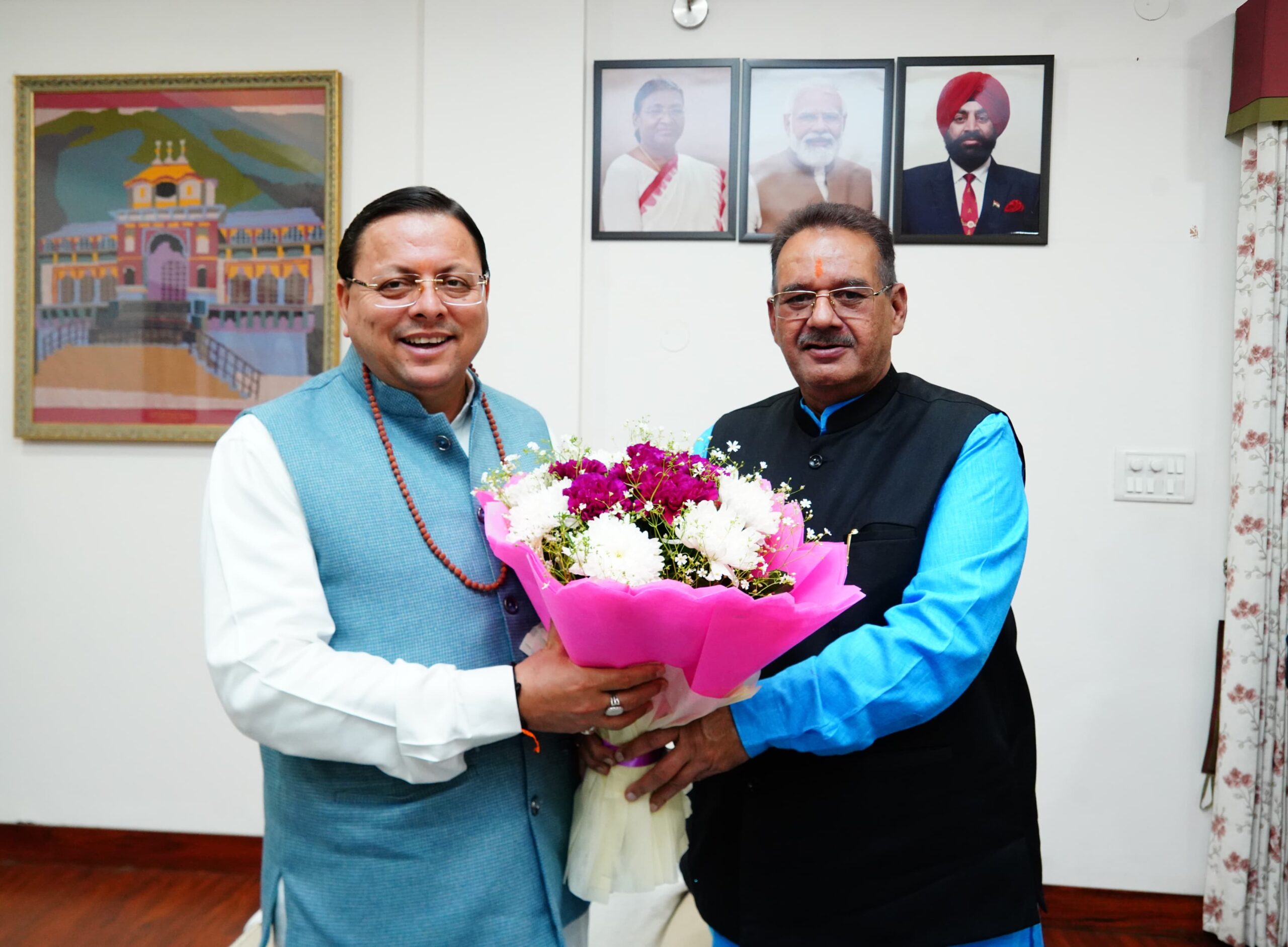 केदारनाथ जीत पर मुख्यमंत्री पुष्कर सिंह धामी को बधाई देते कृषि मंत्री गणेश जोशी   