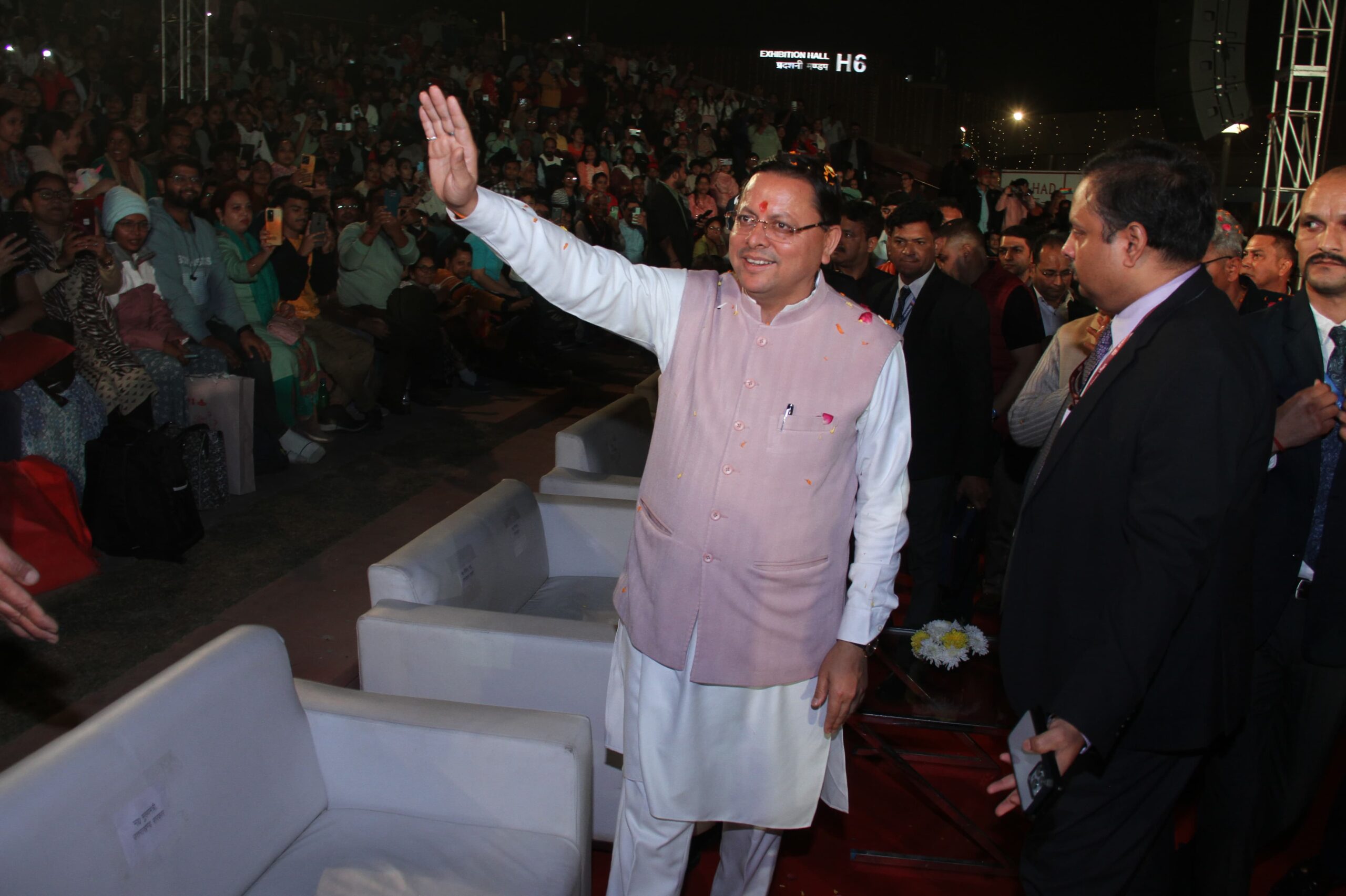 मुख्यमंत्री ने कहा कि राज्य में इंफ्रास्ट्रक्चर मजबूत करने के साथ स्थानीय उद्योगों को भी सशक्त बनाया जा रहा है।