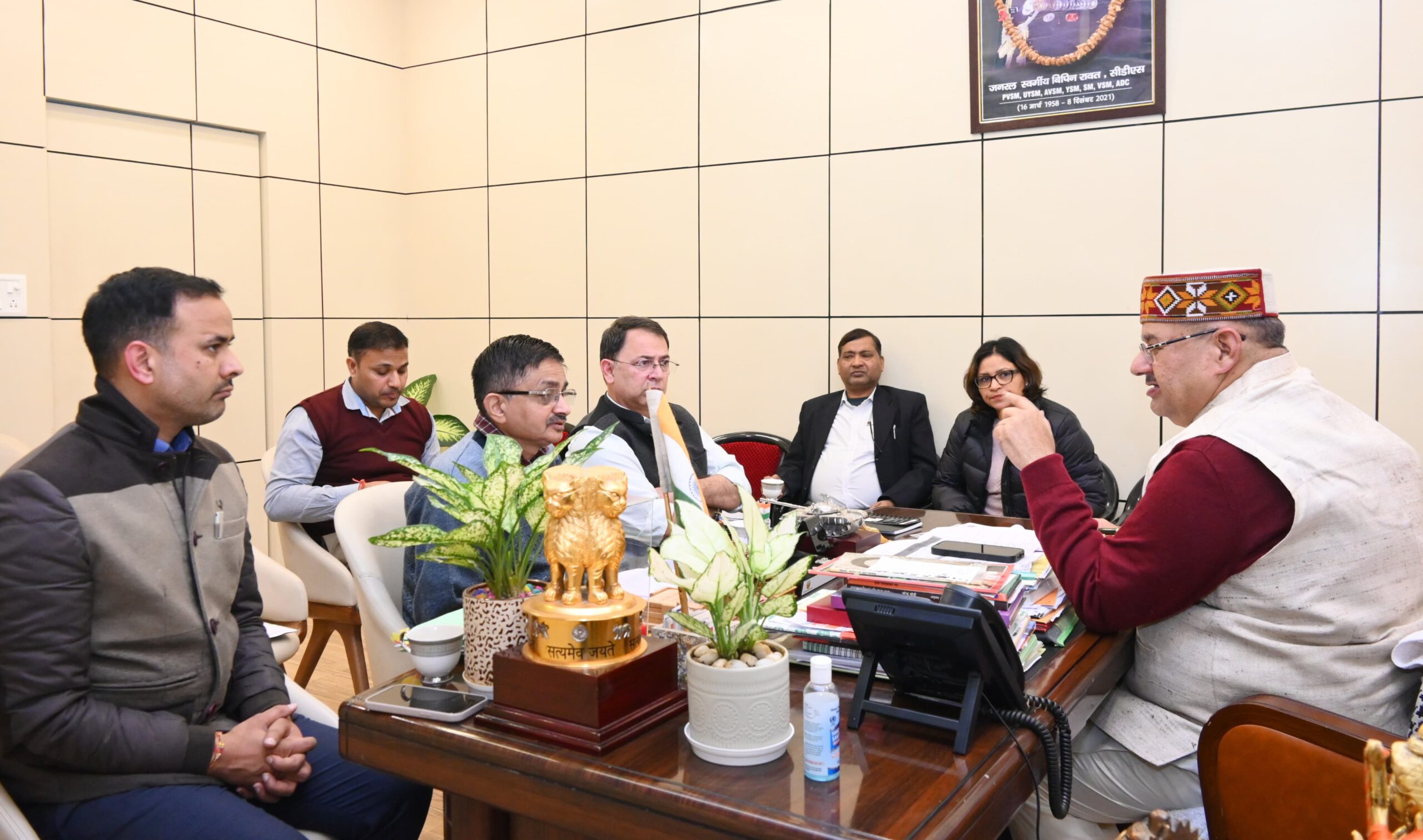 विभागीय मंत्री गणेश जोशी ने अधिकारियों को किसानों को खाद उर्वरक समय पर उपलब्ध करने के संबंध में भी आवश्यक दिशा निर्देश दिए   