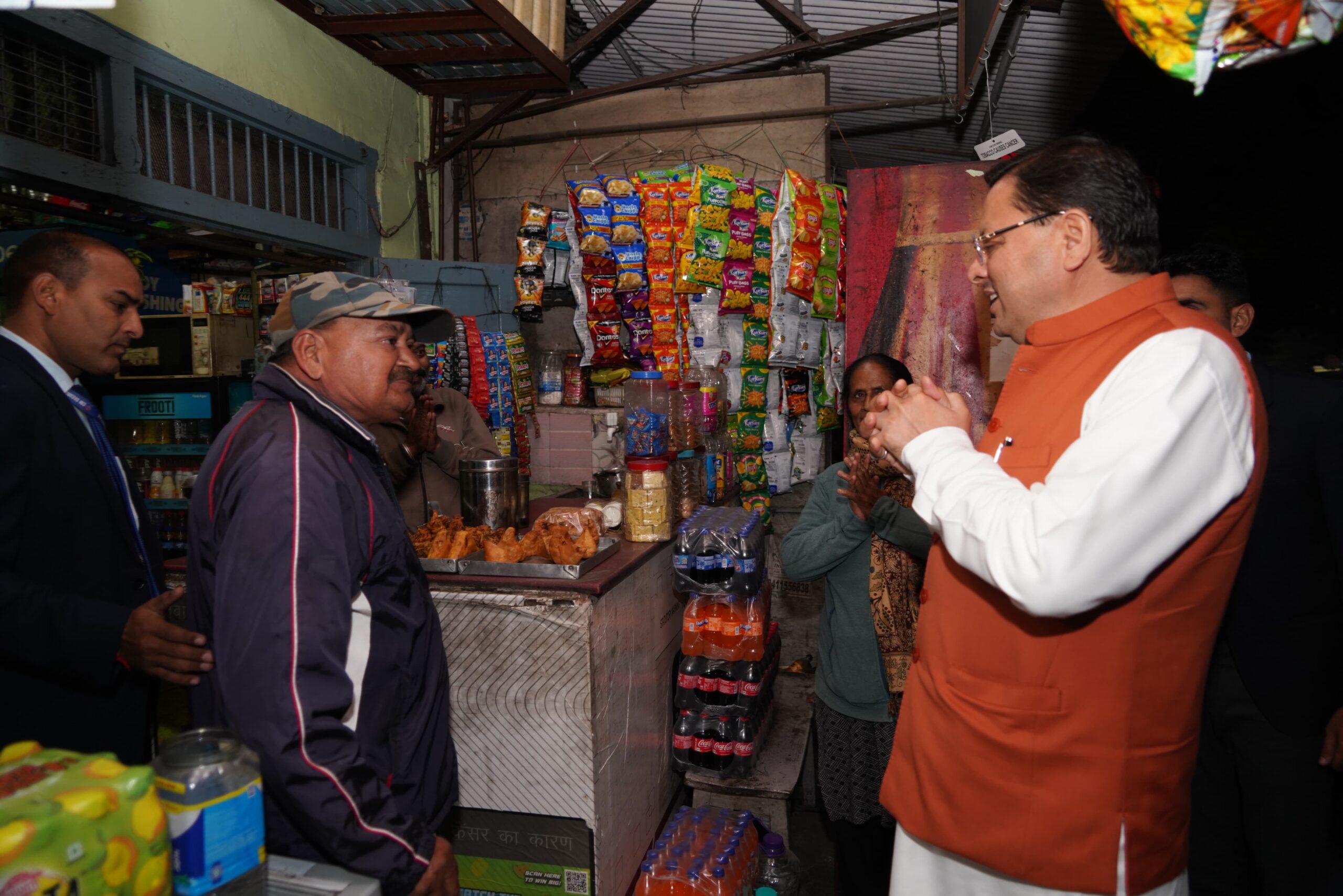 मुख्यमंत्री ने अन्य लोगों से भी मुलाकात कर उनके हाल चाल जाना एवं सरकार की विभिन्न योजनाओं का फीडबैक भी लिया   