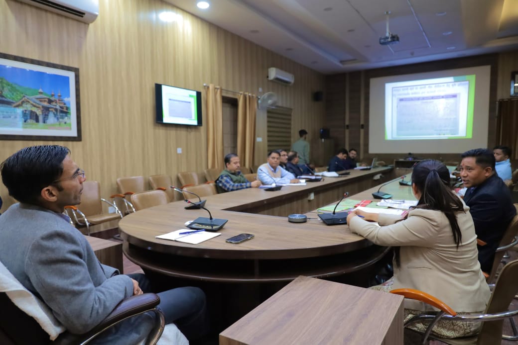 डीएम देहरादून ने अधिकारियों को निर्देशित किया कि सड़क सुरक्षा की दृष्टिगत स्टॉप लाइन ज़ेबरा क्रॉसिंग आदि का कार्य तत्काल शुरू करें इसके लिए 20 लाख की राशि दी गई है तथा 15 लाख की राशि तत्काल दी जाएगी   