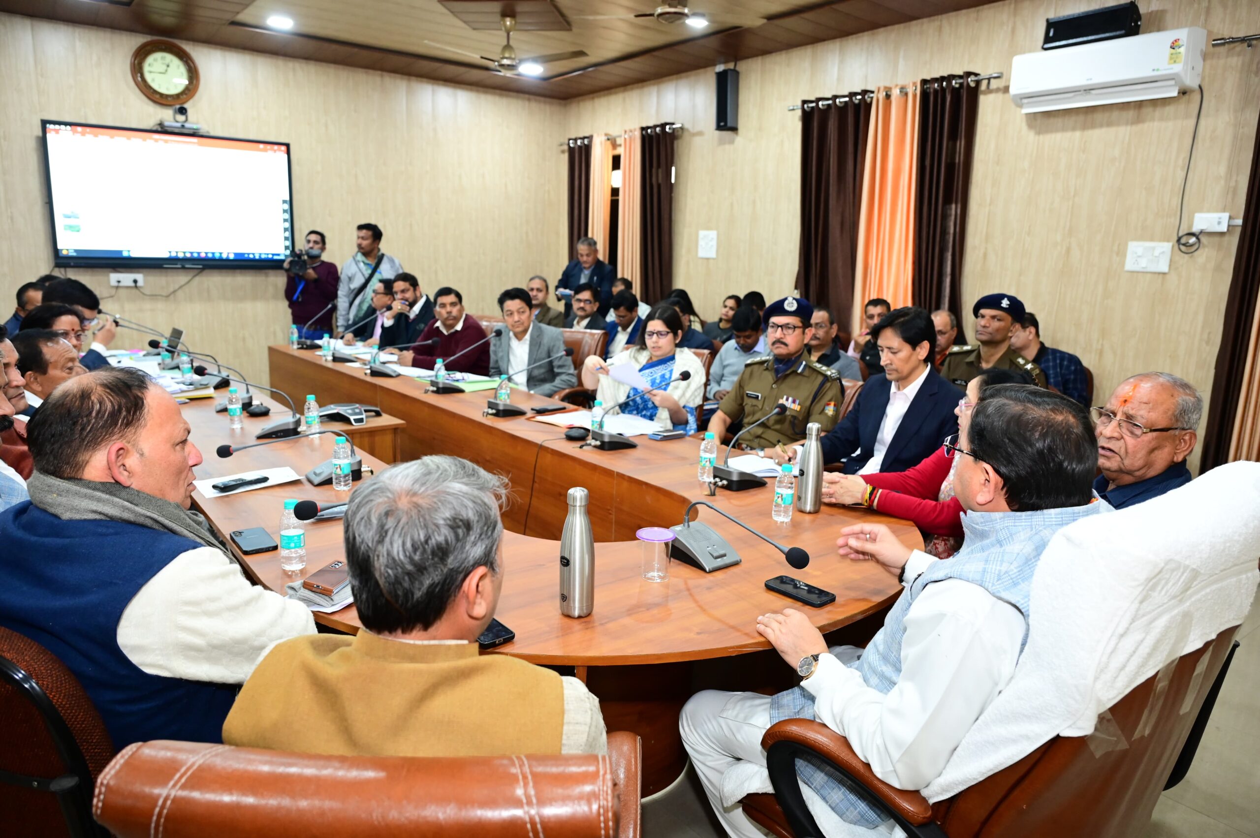 धामी ने अधिकारियों को लगाई फटकार दिए निर्देश तय समय पर निर्माण कार्य पूर्ण हों,जनता को किसी भी प्रकार की असुविधा न मिले इसका ध्यान अधिकारी रखें