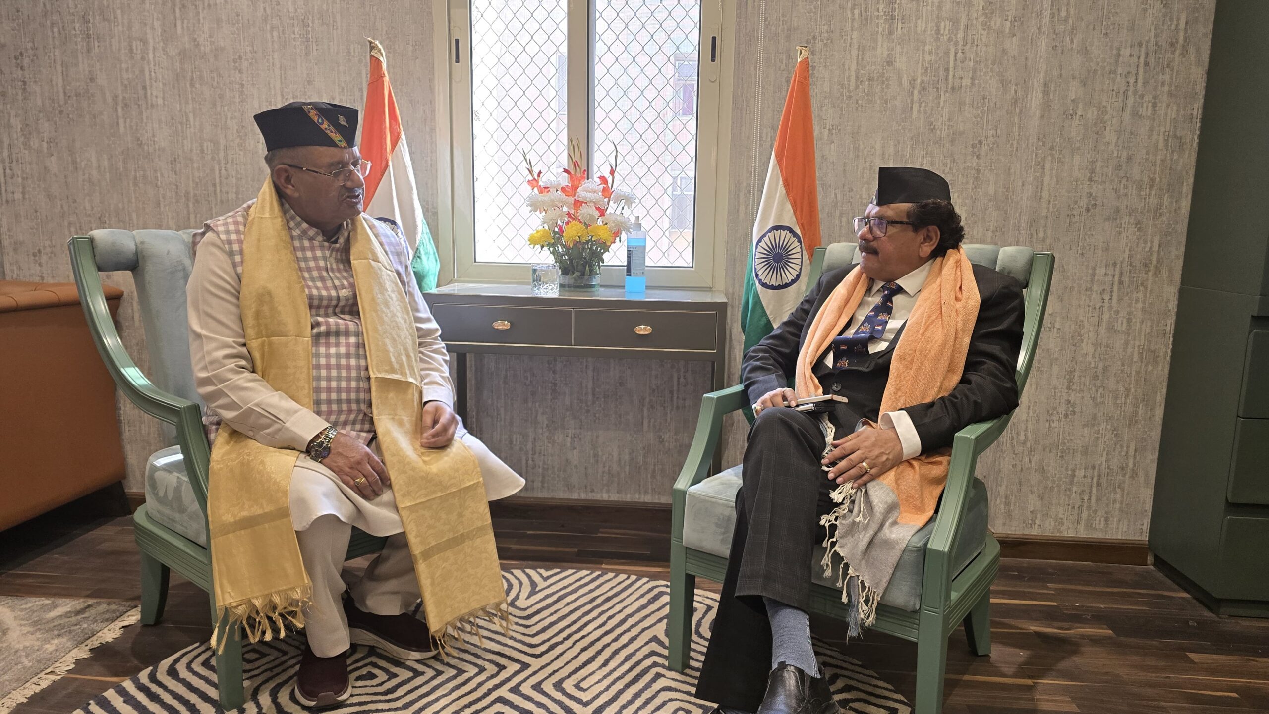 केंद्रीय राज्य मंत्री एसपी सिंह बघेल को पुष्पगुच्छ भेंट करते कृषि मंत्री गणेश जोशी