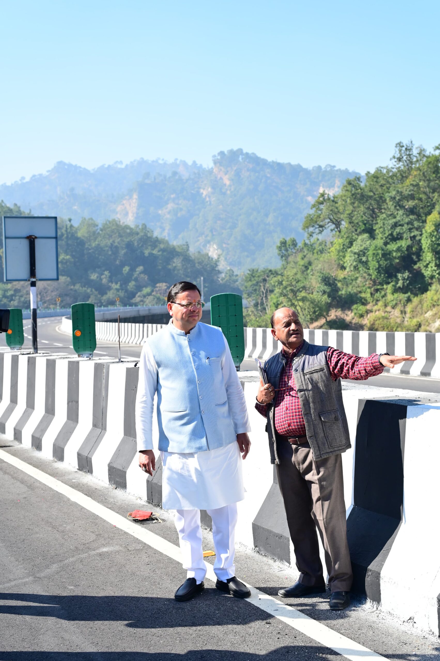 दिल्ली-देहरादून एक्सप्रेस:एक्सप्रेस वे के निर्माण में इस्तेमाल हो रही आधुनिक तकनीकों और पर्यावरणीय सुरक्षा उपायों के बारे में अधिकारियों से जानकारी प्राप्त की   