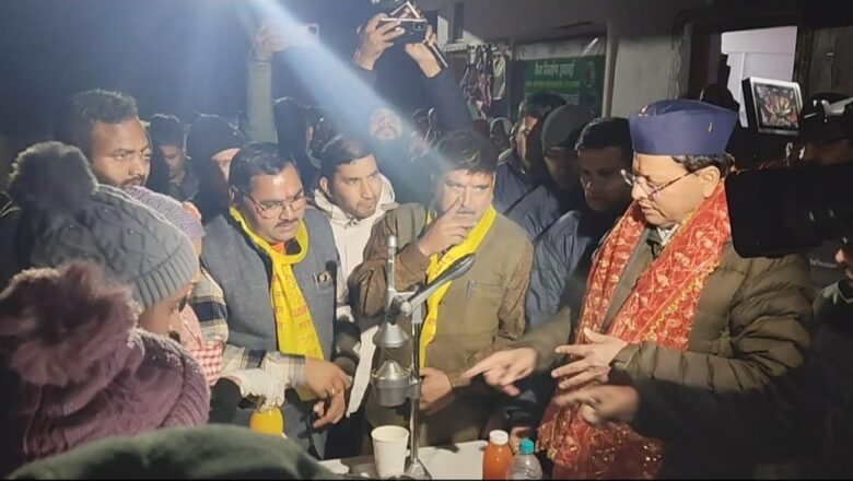 मुख्यमंत्री ने सारी गांव में विभिन्न विभागों द्वारा लगाए गए स्टालों का भी अवलोकन किया। उन्होंने महिलाओं संग झुमैला नृत्य भी किया 