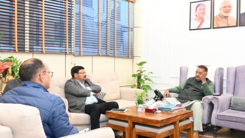 सैन्य धाम निर्माण कार्यों के संबंध में सैनिक कल्याण तथा कार्यदायी संस्था के अधिकारियों के साथ निर्माण कार्यों की प्रगति की समीक्षा करते सैनिक कल्याण मंत्री गणेश जोशी   