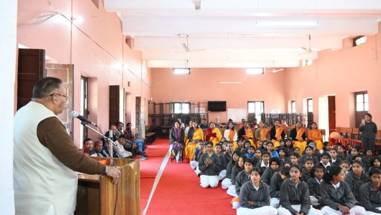 गणेश जोशी ने कहा कि वर्तमान युग नारी कल्याण का युग है। वही राष्ट्र प्रगतिशील कहा जा सकता है, जहां नारी शिक्षित हो