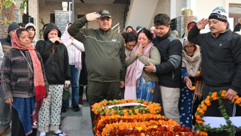 देहरादून निवासी 49वीं बटालियन आईटीबीपी के जवान सुनील नाथ गोस्वामी के वीरगति प्राप्त होने पर उनके आवास पहुंचकर श्रद्धांजलि अर्पित करते सैनिक कल्याण मंत्री गणेश जोशी