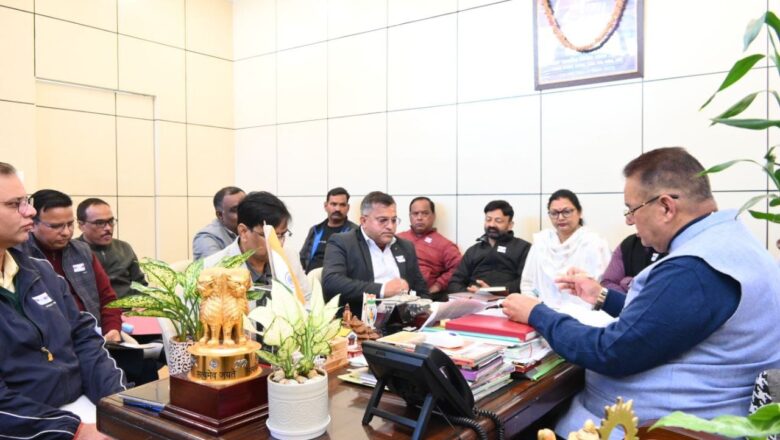 गणेश जोशी ने अधिकारियों को कहा शासन में लंबित मामलों को शीघ्र दूर कर निर्माण कार्य शीघ्रता से किए जाए