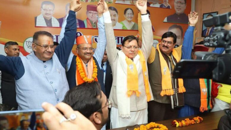 मुख्यमंत्री धामी ने महानगर कार्यालय, देहरादून में भाजपा के मेयर पद के प्रत्याशी सौरभ थपलियाल जी को नामांकन के अवसर पर शुभकामनाएं दी