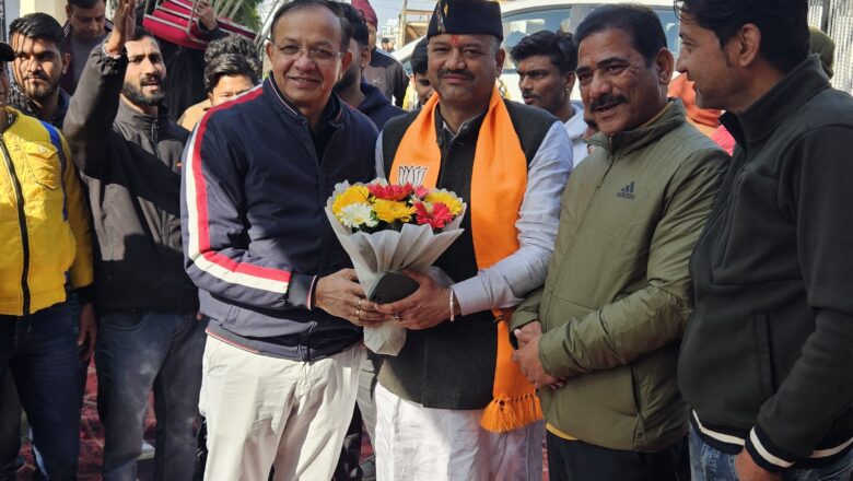 विद्यार्थी परिषद से अपनी राजनीतिक जीवन की शुरुआत करने वाले और पूर्व छात्रसंघ अध्यक्ष भाजपा के महापौर प्रत्याशी सौरभ थपलियाल करणपुर स्थित एबीवीपी कार्यालय पहुंचे   